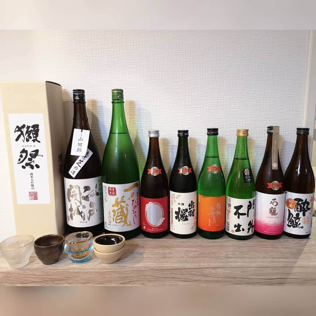 石川奈津紀さんのインスタグラム写真 - (石川奈津紀Instagram)「【日本酒ホームパーティー🎉】 先日、かおりん(@ringringkaoring )のお宅で日本酒ホームパーティー！ 夢がひとつ叶いました😌💡 結果この人数の倍あつまるという😂笑　それでもひとり4合ぶんくらいはあったかと。。。 * 我が家の冷蔵庫に眠っていたお酒たちをやっっと解放できた～✨ 秋あがりやひやおろしなどの季節のお酒や、プリンセスミチコ👸という、上皇后美智子さまの名前が由来のバラ酵母をつかったお酒🍶💓 全国の蔵でそれぞれ酵母をつかってつくっているので、ラベルも味も個性があって素敵❤️ 華やかでフルーティーな、吟醸系のものが多かったです☺️ 今回は、日本酒に合う洋風料理を用意してもらいました。 次回は、「ダイエットおつまみ&日本酒で美容効果up💄」みたいなテーマでおしゃカワ料理で開催したいなぁ😍❤️ 参加のみなさん、場所&料理&お酒の提供ありがとうございました🙏🙏🙏 * #獺祭 #江戸開城 #南部美人 #東洋美人 #出羽桜 #門外不出 #一ノ蔵 #酔鯨 #石鎚 #日本酒 #日本酒女子 #日本酒好きな人と繋がりたい #japanesesake #sakemake #ポン酒タグラム #利き酒師 #唎酒師」10月2日 22時57分 - natsukiishikawa1011