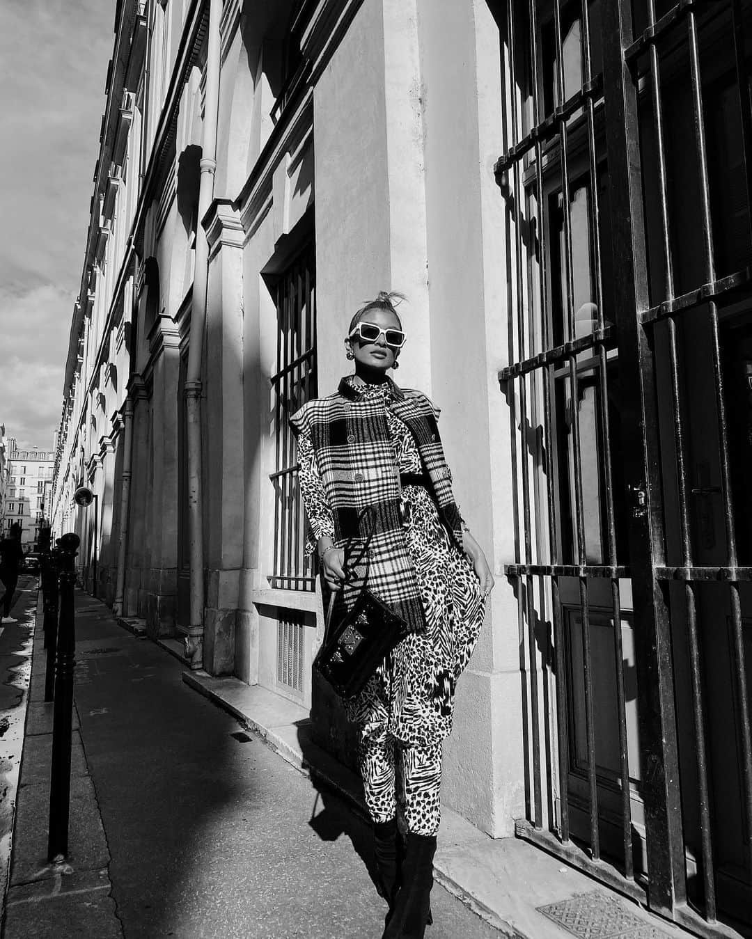 ローラさんのインスタグラム写真 - (ローラInstagram)「walking around in Paris like an animal 🦓🖤 @louisvuitton」10月2日 23時01分 - rolaofficial
