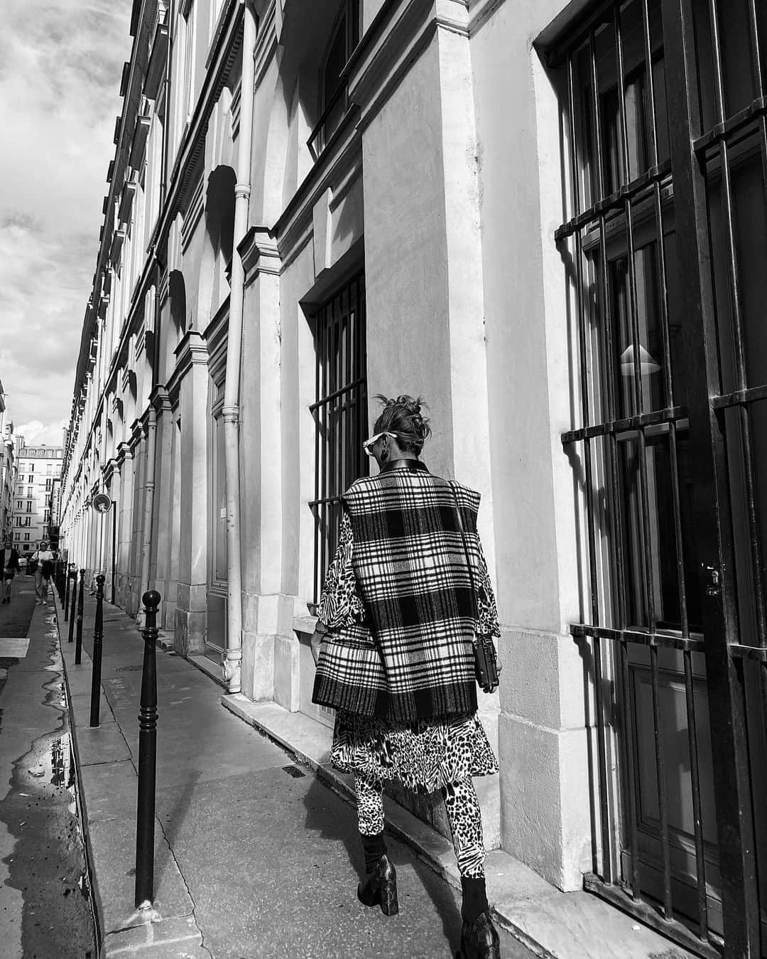 ローラさんのインスタグラム写真 - (ローラInstagram)「walking around in Paris like an animal 🦓🖤 @louisvuitton」10月2日 23時01分 - rolaofficial