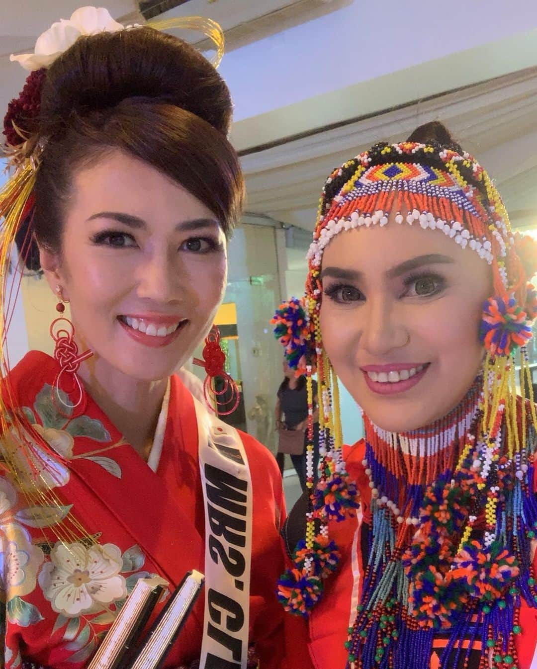 浅井香葉子さんのインスタグラム写真 - (浅井香葉子Instagram)「『Mrs Grand Universe 2019 世界大会』﻿ ﻿ タレントショーのお着物と長い帯 水引のイヤリングは ナショナルディレクターの内藤飛鳥さん(@naitohasuka )より﻿ お借りしました﻿👘 ﻿ 着崩す感じに着付けたかったのですが﻿、自分でやると難しい！﻿ なんとも中途半端な感じの着方に﻿ なってしまいましたが💦﻿ ﻿ コーディネートなど﻿ えりりん(@madame_eririn )が相談にのってくれて﻿ ﻿ リボン帯を2つ付けて﻿ 豪華に見えるように仕上げました✨﻿ ﻿ ﻿ また、タレントショーのヘアメイクは﻿自分でしなくてはならず﻿ ﻿ メイクは練習したから大丈夫なんですが﻿ ヘアセットが難しくて💦﻿ ﻿ なんと﻿ Mrs Thailand がプロのヘアスタイリストさんで﻿ 当日のヘアセットをしてくれました❣️ ﻿ 友人の石田えりさんが着物に合わせて製作してくれた﻿ヘッドドレスも、素敵に着けてくれました💓﻿ ﻿ ﻿ Mrs Thailandはいつも優しく﻿ 皆んなの写真を撮ってくれたり﻿ ヘアセットのレクチャーも﻿ ホテルで私達に教えてくれたりと﻿ ﻿ Mrs Grand Universe 2019 Ambassador﻿ に選ばれるのも納得です﻿ ﻿ コンテストって﻿ バチバチのライバル心で﻿ 意地悪する人もいると聞いていたけど﻿ ﻿ Mrs Grand Universeは全くなくて﻿ アットホーム💕﻿ 皆んなが優しく﻿ お互いをフォローしてくれます💓﻿ ﻿ ﻿ #msgranduniverse ﻿ #mrsgranduniverse ﻿ #mrsclassicgrandunivers﻿ #ミセスグランドユニバース﻿ #ミセスコンテスト ﻿ #ミセスコンテスト日本代表 ﻿ #ミセスコンテスト世界大会 ﻿ #ミセスコンテスト対策 ﻿ #コンテストウォーキング﻿ #ミスコン ﻿ #ミスコン対策 ﻿ #社会貢献﻿ #ミセスグランドユニバース日本代表2019 ﻿ #浅井香葉子﻿ #ウォーキング講師浅井香葉子﻿ #ウォーキング講師 ﻿ #世界貢献﻿ #国際貢献﻿ ﻿#ヘッドドレス  #kimono  #着物 ﻿」10月2日 23時07分 - asaikayoko