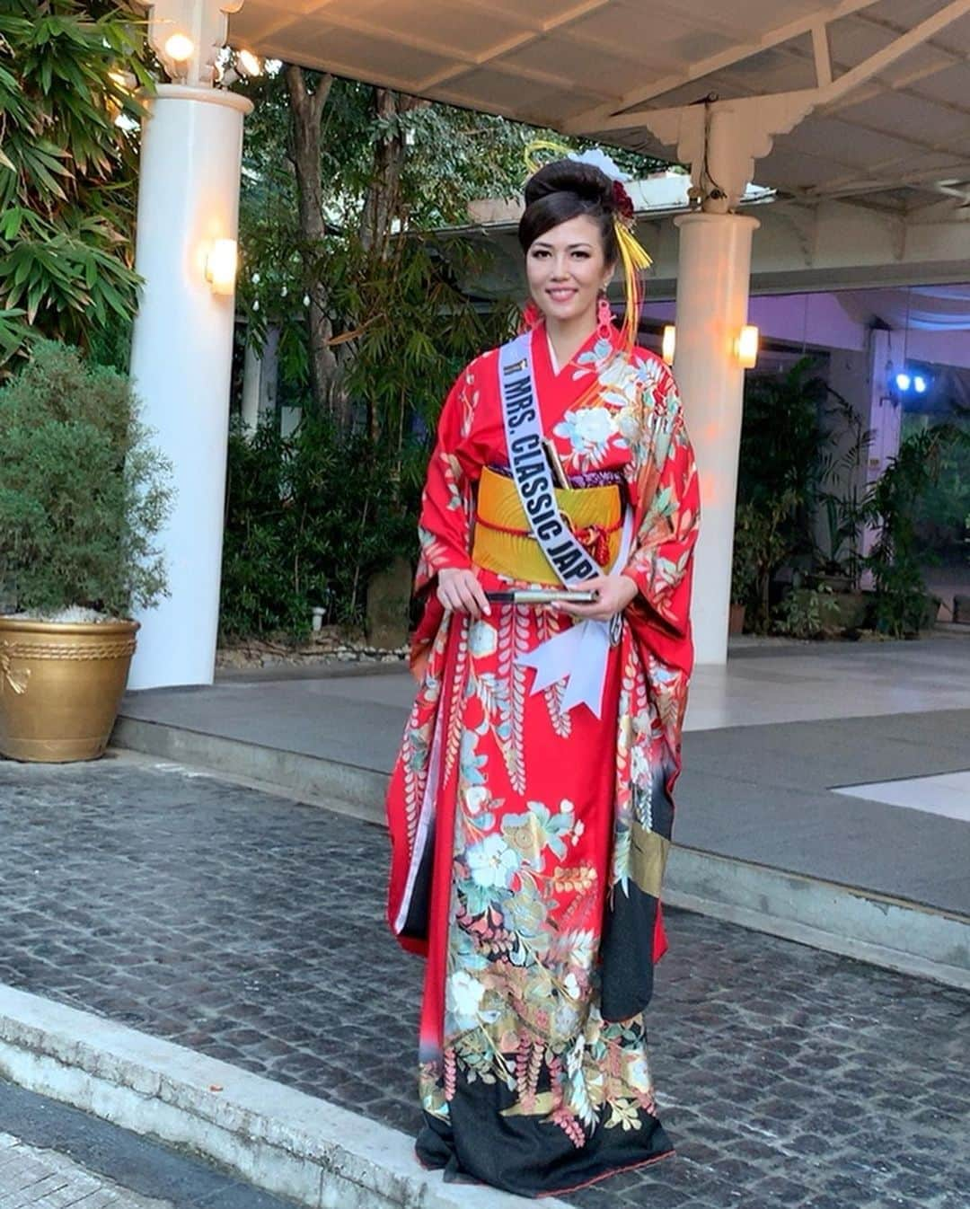 浅井香葉子さんのインスタグラム写真 - (浅井香葉子Instagram)「『Mrs Grand Universe 2019 世界大会』﻿ ﻿ タレントショーのお着物と長い帯 水引のイヤリングは ナショナルディレクターの内藤飛鳥さん(@naitohasuka )より﻿ お借りしました﻿👘 ﻿ 着崩す感じに着付けたかったのですが﻿、自分でやると難しい！﻿ なんとも中途半端な感じの着方に﻿ なってしまいましたが💦﻿ ﻿ コーディネートなど﻿ えりりん(@madame_eririn )が相談にのってくれて﻿ ﻿ リボン帯を2つ付けて﻿ 豪華に見えるように仕上げました✨﻿ ﻿ ﻿ また、タレントショーのヘアメイクは﻿自分でしなくてはならず﻿ ﻿ メイクは練習したから大丈夫なんですが﻿ ヘアセットが難しくて💦﻿ ﻿ なんと﻿ Mrs Thailand がプロのヘアスタイリストさんで﻿ 当日のヘアセットをしてくれました❣️ ﻿ 友人の石田えりさんが着物に合わせて製作してくれた﻿ヘッドドレスも、素敵に着けてくれました💓﻿ ﻿ ﻿ Mrs Thailandはいつも優しく﻿ 皆んなの写真を撮ってくれたり﻿ ヘアセットのレクチャーも﻿ ホテルで私達に教えてくれたりと﻿ ﻿ Mrs Grand Universe 2019 Ambassador﻿ に選ばれるのも納得です﻿ ﻿ コンテストって﻿ バチバチのライバル心で﻿ 意地悪する人もいると聞いていたけど﻿ ﻿ Mrs Grand Universeは全くなくて﻿ アットホーム💕﻿ 皆んなが優しく﻿ お互いをフォローしてくれます💓﻿ ﻿ ﻿ #msgranduniverse ﻿ #mrsgranduniverse ﻿ #mrsclassicgrandunivers﻿ #ミセスグランドユニバース﻿ #ミセスコンテスト ﻿ #ミセスコンテスト日本代表 ﻿ #ミセスコンテスト世界大会 ﻿ #ミセスコンテスト対策 ﻿ #コンテストウォーキング﻿ #ミスコン ﻿ #ミスコン対策 ﻿ #社会貢献﻿ #ミセスグランドユニバース日本代表2019 ﻿ #浅井香葉子﻿ #ウォーキング講師浅井香葉子﻿ #ウォーキング講師 ﻿ #世界貢献﻿ #国際貢献﻿ ﻿#ヘッドドレス  #kimono  #着物 ﻿」10月2日 23時07分 - asaikayoko