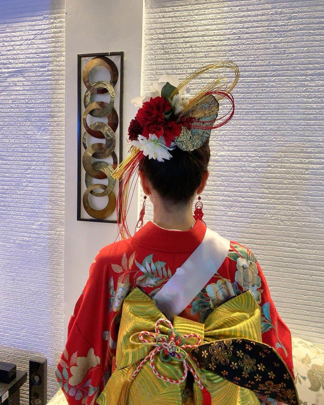 浅井香葉子さんのインスタグラム写真 - (浅井香葉子Instagram)「『Mrs Grand Universe 2019 世界大会』﻿ ﻿ タレントショーのお着物と長い帯 水引のイヤリングは ナショナルディレクターの内藤飛鳥さん(@naitohasuka )より﻿ お借りしました﻿👘 ﻿ 着崩す感じに着付けたかったのですが﻿、自分でやると難しい！﻿ なんとも中途半端な感じの着方に﻿ なってしまいましたが💦﻿ ﻿ コーディネートなど﻿ えりりん(@madame_eririn )が相談にのってくれて﻿ ﻿ リボン帯を2つ付けて﻿ 豪華に見えるように仕上げました✨﻿ ﻿ ﻿ また、タレントショーのヘアメイクは﻿自分でしなくてはならず﻿ ﻿ メイクは練習したから大丈夫なんですが﻿ ヘアセットが難しくて💦﻿ ﻿ なんと﻿ Mrs Thailand がプロのヘアスタイリストさんで﻿ 当日のヘアセットをしてくれました❣️ ﻿ 友人の石田えりさんが着物に合わせて製作してくれた﻿ヘッドドレスも、素敵に着けてくれました💓﻿ ﻿ ﻿ Mrs Thailandはいつも優しく﻿ 皆んなの写真を撮ってくれたり﻿ ヘアセットのレクチャーも﻿ ホテルで私達に教えてくれたりと﻿ ﻿ Mrs Grand Universe 2019 Ambassador﻿ に選ばれるのも納得です﻿ ﻿ コンテストって﻿ バチバチのライバル心で﻿ 意地悪する人もいると聞いていたけど﻿ ﻿ Mrs Grand Universeは全くなくて﻿ アットホーム💕﻿ 皆んなが優しく﻿ お互いをフォローしてくれます💓﻿ ﻿ ﻿ #msgranduniverse ﻿ #mrsgranduniverse ﻿ #mrsclassicgrandunivers﻿ #ミセスグランドユニバース﻿ #ミセスコンテスト ﻿ #ミセスコンテスト日本代表 ﻿ #ミセスコンテスト世界大会 ﻿ #ミセスコンテスト対策 ﻿ #コンテストウォーキング﻿ #ミスコン ﻿ #ミスコン対策 ﻿ #社会貢献﻿ #ミセスグランドユニバース日本代表2019 ﻿ #浅井香葉子﻿ #ウォーキング講師浅井香葉子﻿ #ウォーキング講師 ﻿ #世界貢献﻿ #国際貢献﻿ ﻿#ヘッドドレス  #kimono  #着物 ﻿」10月2日 23時07分 - asaikayoko