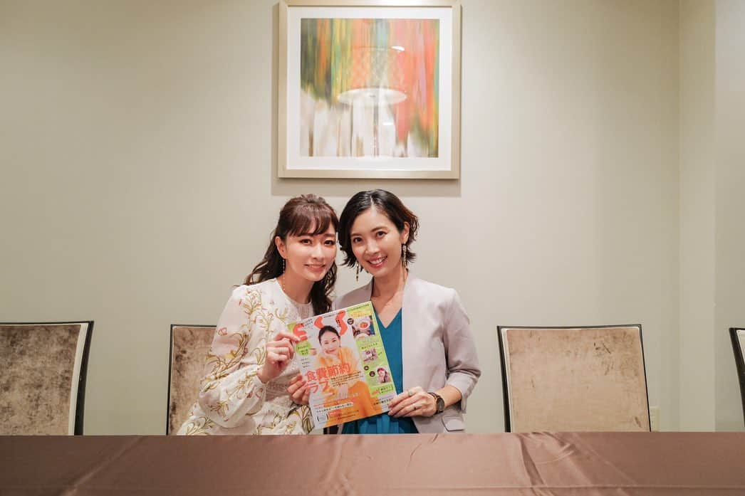 小川りかこのインスタグラム：「ESSEファンパーティー2019 @esse_online 🍸 先々週に続き、今日もご一緒出来た、人気美容家の石井美保さん☺️ 今日もツヤツヤ輝いていました〜✨ 10代の頃は紫外線なんて気にされていなかった様で、ずっと色黒だったとか😳そんな美保さんが、今とてもお肌が綺麗でツヤツヤなのを拝見すると、お会いする度に、もっと日頃のケアを頑張ろう！と思っちゃいます😆 遅すぎる事はない👍 美保さんは実は大学の先輩だという事もご縁を感じちゃいます😆 今日もご一緒出来てhappyでした💛  #ESSE#ESSEファンパーティー2019 #イベント#event#美容 #美容イベント#beauty #石井美保 さん#美容家」