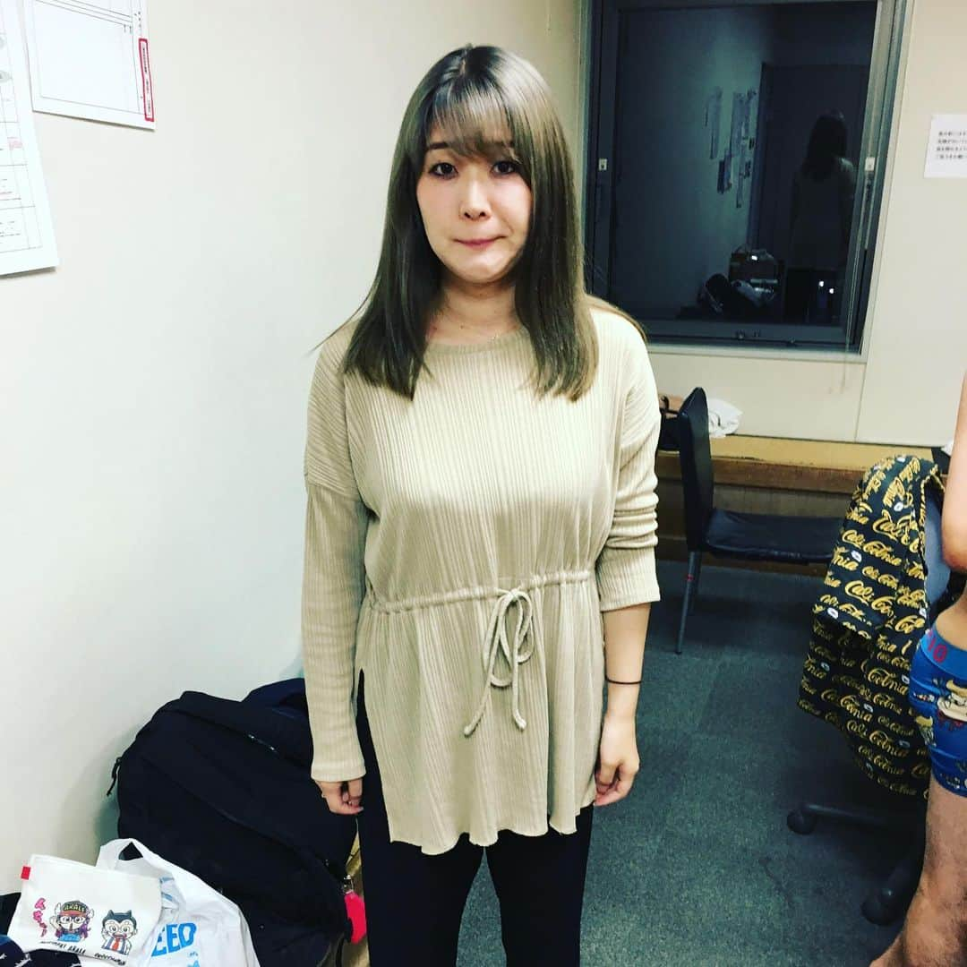 新山士彦さんのインスタグラム写真 - (新山士彦Instagram)「今までも、これからも、ずっと「きみがヒーローだ、鳥谷敬」ポスターいただきました。新天地での活躍が楽しみです！2枚目は、今年一番綺麗だと感じた今日の紅しょうが稲田さん。髪の色をアッシュにしたらしいです。色落ちする前に会えてよかった…」10月2日 23時16分 - sayaka_no_niiyan