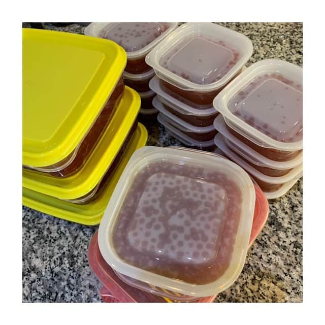 田中美保さんのインスタグラム写真 - (田中美保Instagram)「北海道で大変お世話なっていつも優しくしていただいた方から 生筋子が沢山届きました♡ 早速…セッセと醤油漬けに… キラキラの宝石💎のような いくらちゃん🙏🙏 途中👶のお世話と夕飯挟みつつ 4時間ほどかけて漬けました。 すごい達成感🖤 ありがとうございました😊  #北海道 #海の幸 #生筋子 #いくら醤油漬け #自家製 #贅沢 #達成感」10月2日 23時28分 - miho12tanaka