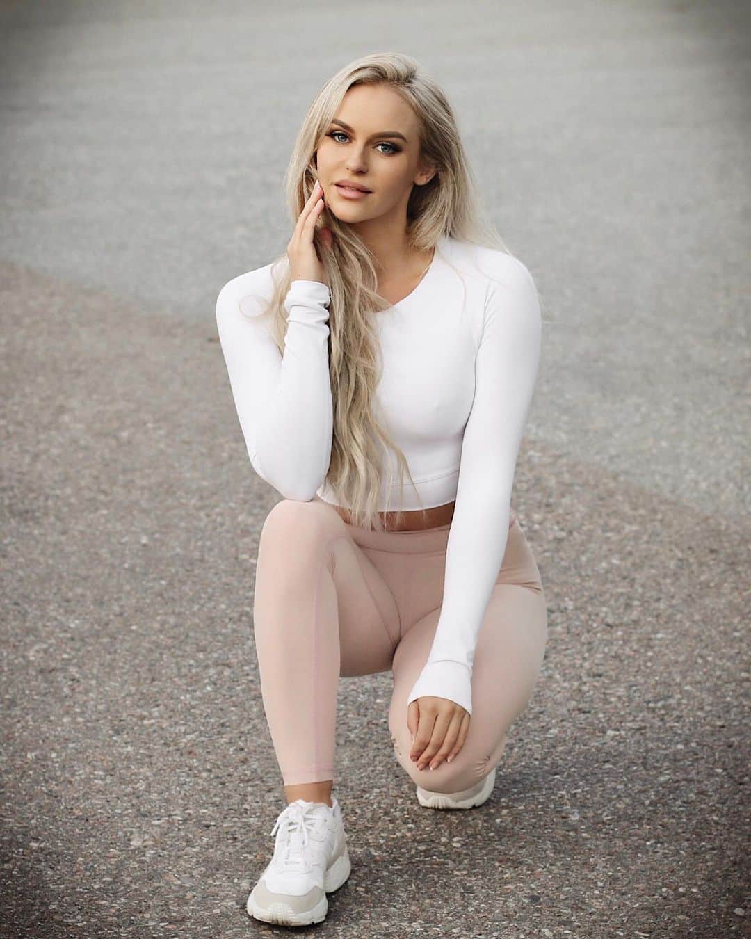 Anna Nyströmのインスタグラム：「Off to the gym 💪🏻 Are you going today? A lot of you have been asking me for advice how to get started and/or find motivation for the gym if you are new to it.  I remember when I started going, and my goal was actually to just do “something active” during the day. If I just went to the gym and did something, just pushing me to do something it would at least be something. Just get the routine to go to the gym, do something I felt like doing (a class, a run/or walk, lifting weights) and then leaving the gym with a feeling that I actually went, felt proud, and was looking forward to my next workout. That was more important for me than going all in with too much pressure on myself or TOO much expectations of quick results. I knew that it wouldn’t last, because finding a good balance is maintainable and extreme isn’t.  In the long run I knew if I just kept going it would come naturally to eventually start pushing and challenging myself more and more. Results takes time and time flies when you are having fun and feel good about yourself ♥」