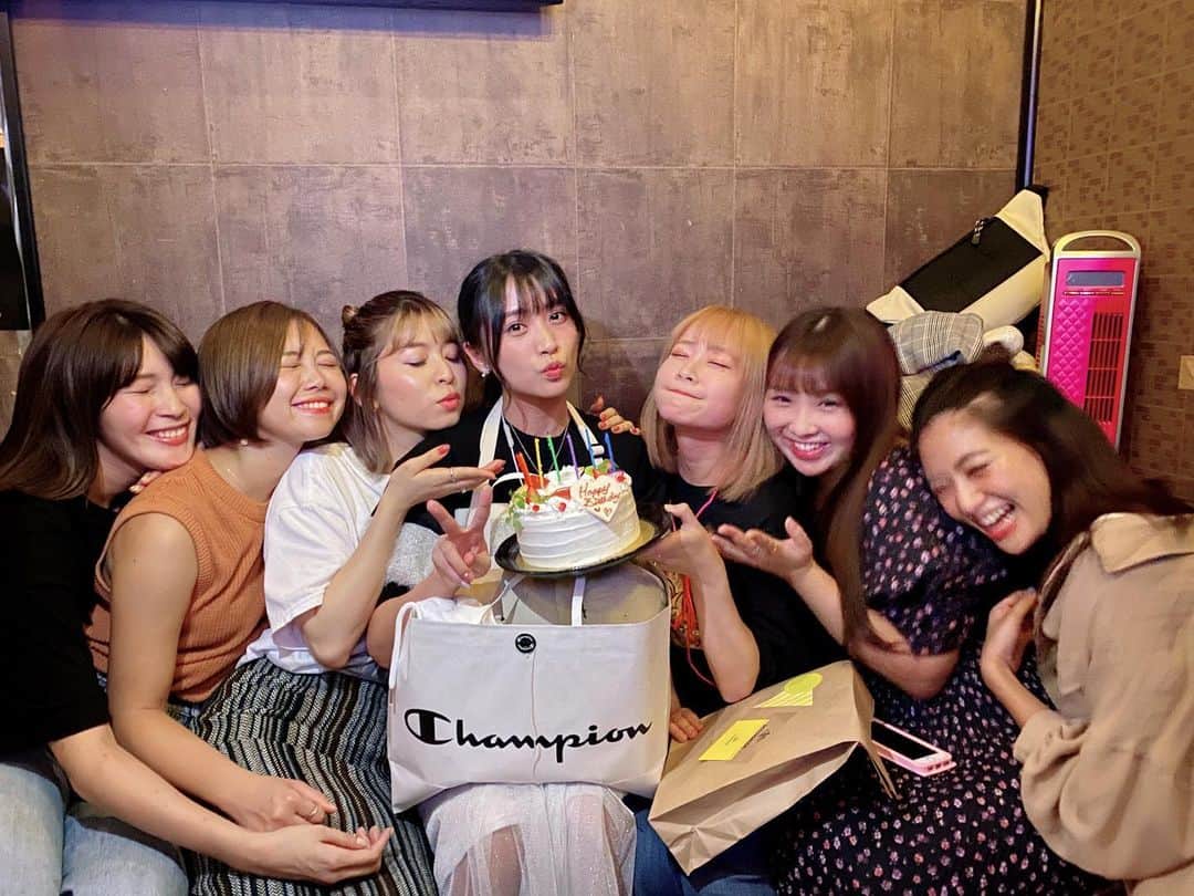 根岸愛のインスタグラム：「昨日はPASSPO☆みんなにお誕生日を祝っていただきました🎂💕もうすぐ誕生日のみおちゃんも一緒にお祝いね🥳 やんぬも来てくれたよー！ この人達は永遠だなぁ〜👯‍♀️ #PASSPO #birthday #birthdayparty #cake #サンキュバースデイ♪ #PASSPO魂」