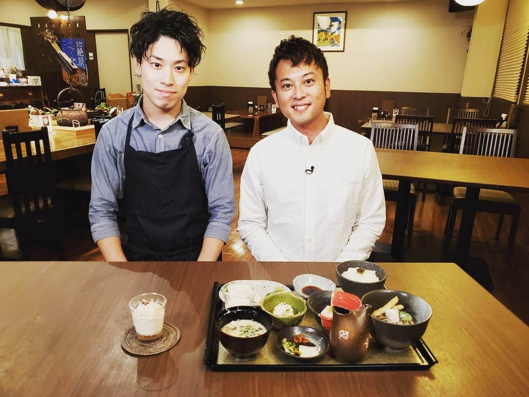 飯田嘉太さんのインスタグラム写真 - (飯田嘉太Instagram)「⑩月②日は｢豆腐の日｣✨ 白山市の道の駅瀬女にある ｢とうふ伝好｣さんから中継でした☺️ ･ ･ 白山・白峰地区は堅豆腐が有名☝️ それは白山の伏流水が美味しいからなんだそうです👌  頂いた手作りのお豆腐は本当に美味しかったです😋  そして②枚目は豆腐もんぶらん🌰  ③代目出口さんがお母様のアイディアを形にした自信作‼ 滑らかな舌触りに程よい甘さとペロリと完食です😌 ①日限定⑳個なんですが是非皆さんに食べて欲しい😍  閉店後にも関わらずご協力頂きありがとうございました🙌  #今日は何の日 #豆腐の日 #石川県 #白山市 #道の駅 #とうふ伝好 #とうふ #御膳 #豆腐 #モンブラン #スイーツ #デザート #手作り #堅豆腐 #豆乳 #おぼろ豆腐 #石川さん #livenewsit #中継 #石川テレビ #アナウンサー #announcer #飯田嘉太」10月2日 23時47分 - kabuto_iida