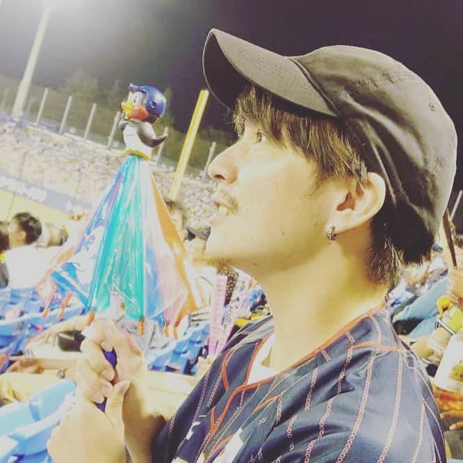 風間由次郎のインスタグラム：「9月のある日 同じ高校で野球部だった友達に観戦グッズもらって一緒に観戦！ 選手のプチ情報とか隣で副音声してくれる親友w どんどんハマりつつあるスポーツ観戦⚾️ 早くも来シーズン楽しみw てか野球場にいきたいw #神宮球場 #その親友がハムレット観に来てせっかく写真撮ったんだから載せろよって怒られたからあげる」