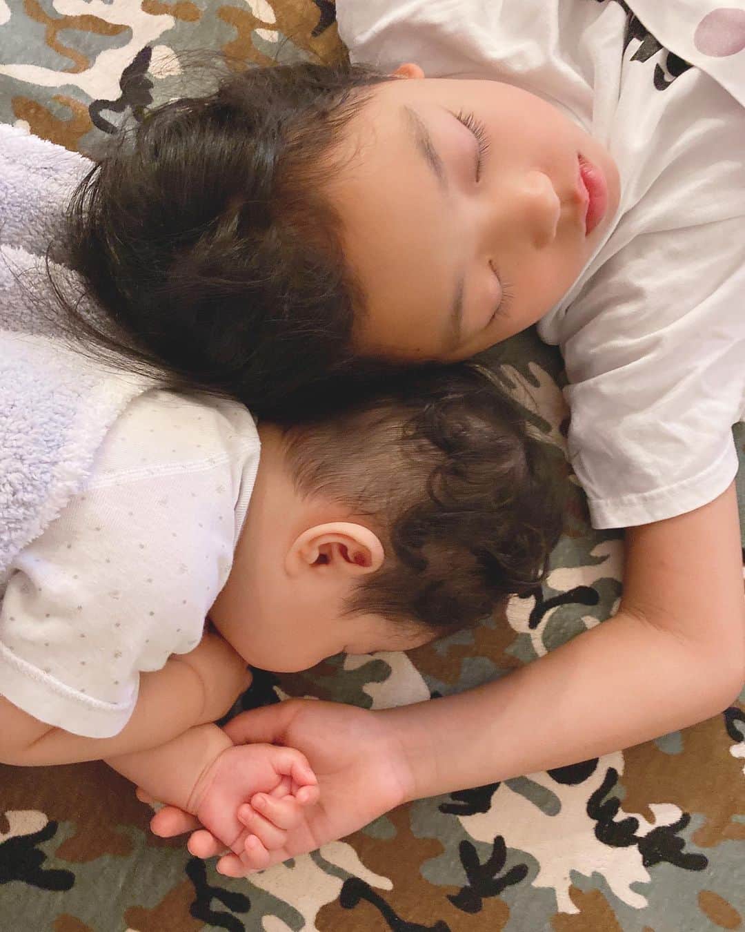鈴木サチさんのインスタグラム写真 - (鈴木サチInstagram)「かわい子ちゃんたち💕  おやすみなさい😴  #mama #mother #model #kids #baby #娘 #9歳 #息子#次男 #0歳 #5ヶ月ベビー #tokyo #japan」10月2日 23時55分 - sachi_suzuki