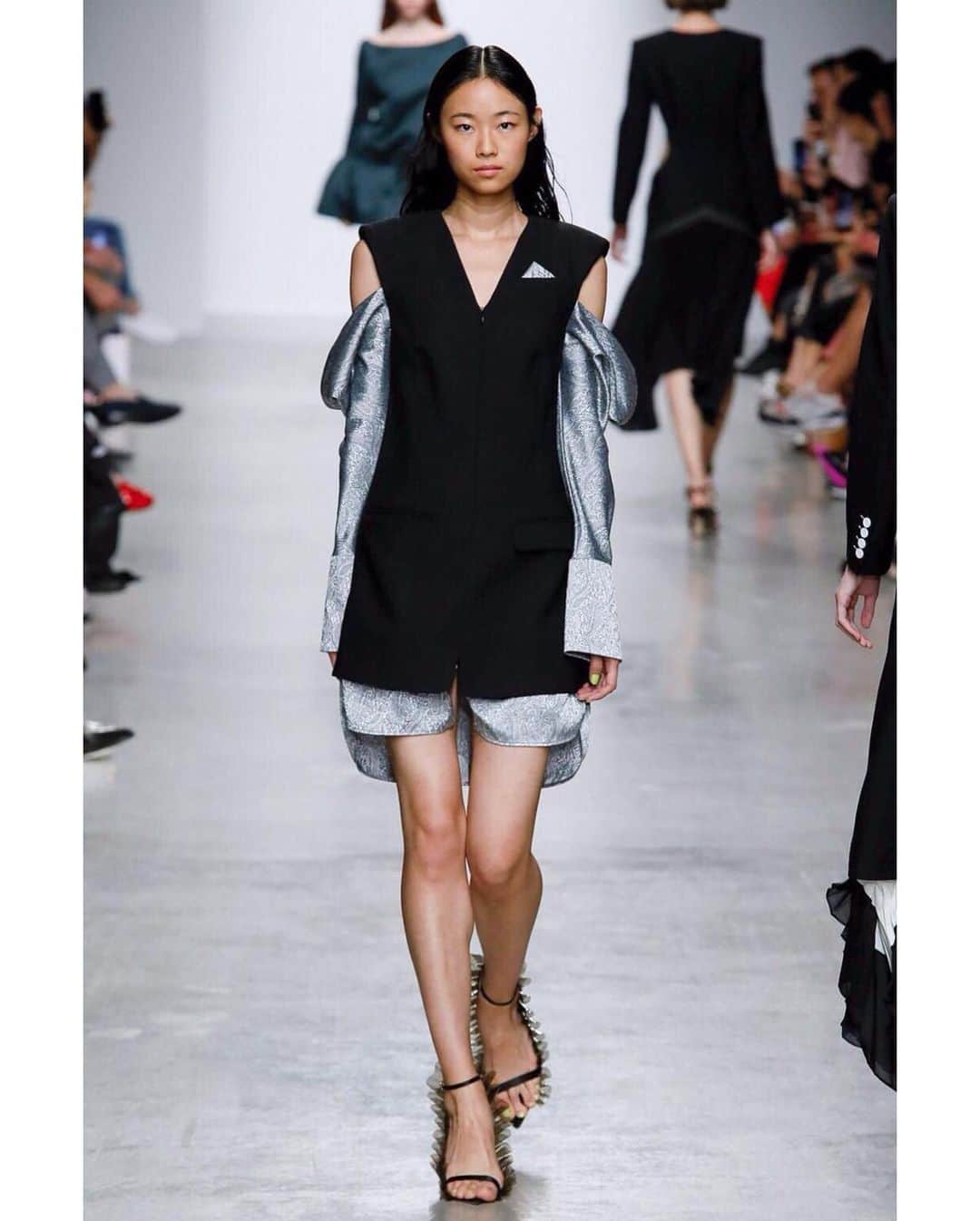 のインスタグラム：「Look 2 for LIU CHAO Paris SS20 💫 (📷: 1&2 by @giostaiano for @nowfashion; 3 by @onthestreetmag ) #LiuChao  #PFW #ParisFashionWeek  #パリコレ」