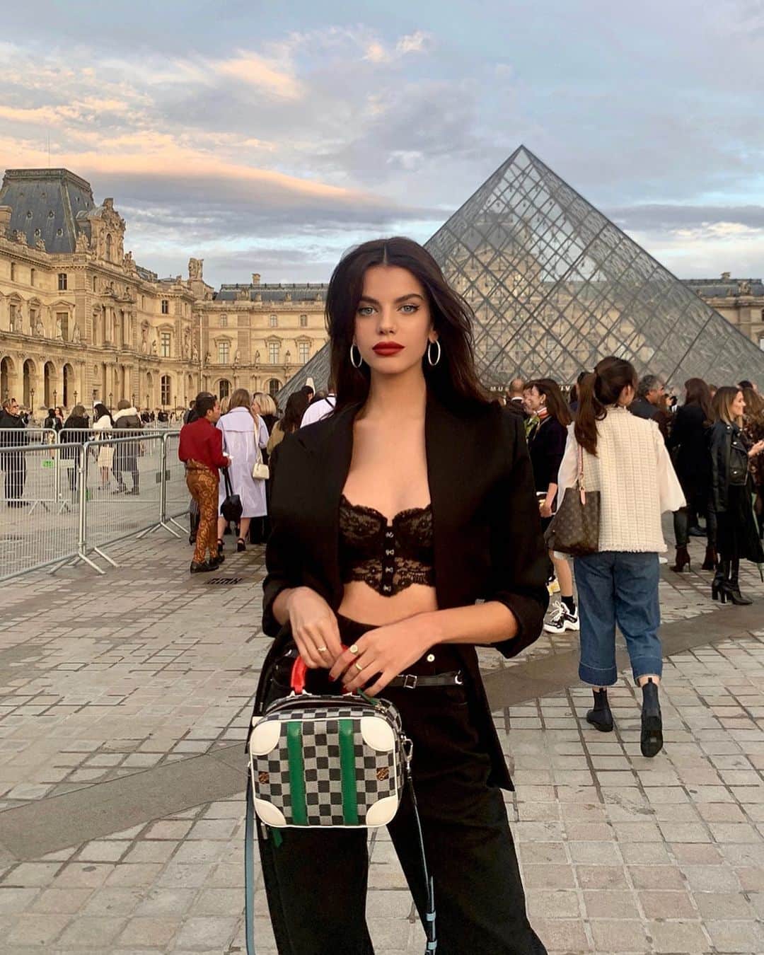 ソニア・ベン・アンマーのインスタグラム：「@louisvuitton #SS20 Women’s Show ⚙️🖤🔒Thank you for having me!」