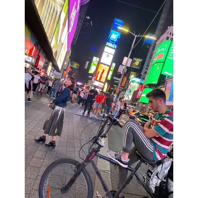 三島ゆかりさんのインスタグラム写真 - (三島ゆかりInstagram)「カウントダウンは歩行者天国というか、人だらけで場所を取るのにトイレにも行けずみんなオムツをするという噂の、タイムズスクエアに行ってきました❣️😆 ビジョンがありすぎてずっと明るいから何時かわからんくなるww ファストファッション、ファストフード、ブロードウェイ、世界各国から人が、流行が集まってくるタイムズスクエア💖 いつもテレビ等で見てる空間に、実際に行って、見て感じて体感出来て良かった🥺✨ #nyc #timessquare #ニューヨーク旅行 #流行の最先端 #世界の中心 #夜23時 #ビジョン何個あんねん #明るすぎ #都会の喧騒から逃れたくて #旅行に行く人 #ニューヨーク #選ばないで #www #人だらけ #ゴミだらけ #臭い #残念 #でも #テンション上がる #間違いない #一生に一度は行ってみたい場所 #三島ゆかり #ゆかりんご #followｍe」10月3日 0時23分 - apple340