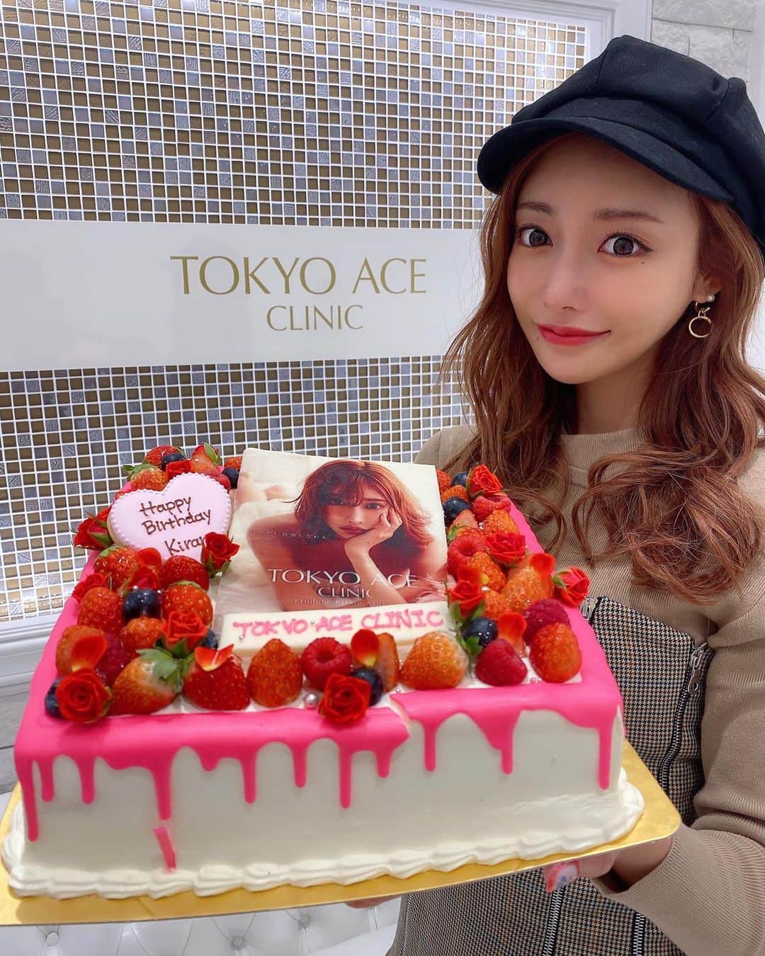 明日花キララのインスタグラム：「. きらたんお誕生日おめでとう。 クリニックさんもおめでとう。 . ダブロゴールド(ハイフ)受けました👸🏻❤︎ 終わったらとっても可愛いケーキが出てきたの！！🧁 . クリニックもきいたんも これから宜しくお願いします🏥🎈」