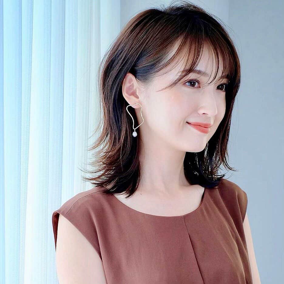 花岡維生のインスタグラム：「#autumnstyle 🍁🍁🍁 #hairstyling and #makeup 💇‍♀️💄 @yoshiyukifukase  #earrings 💎 @innovate_as_ ＊ @sui_hairsalon の深瀬さんに秋メイクをしていただきました。 しっとりツヤツヤのベースメイク、ナチュラルな外ハネヘア、こんな風に自分でも出来たらなぁ…😂✨ ＊ どこにつけていっても褒められるピアスは #innovate_as🌟 ＊ #秋メイク #makeup #autumn #brownmakeup #外ハネボブ #ボブ #ボブヘアアレンジ #ボブヘア #ブラウンメイク #メイク研究 #メイク #メイクアップ #accessories」