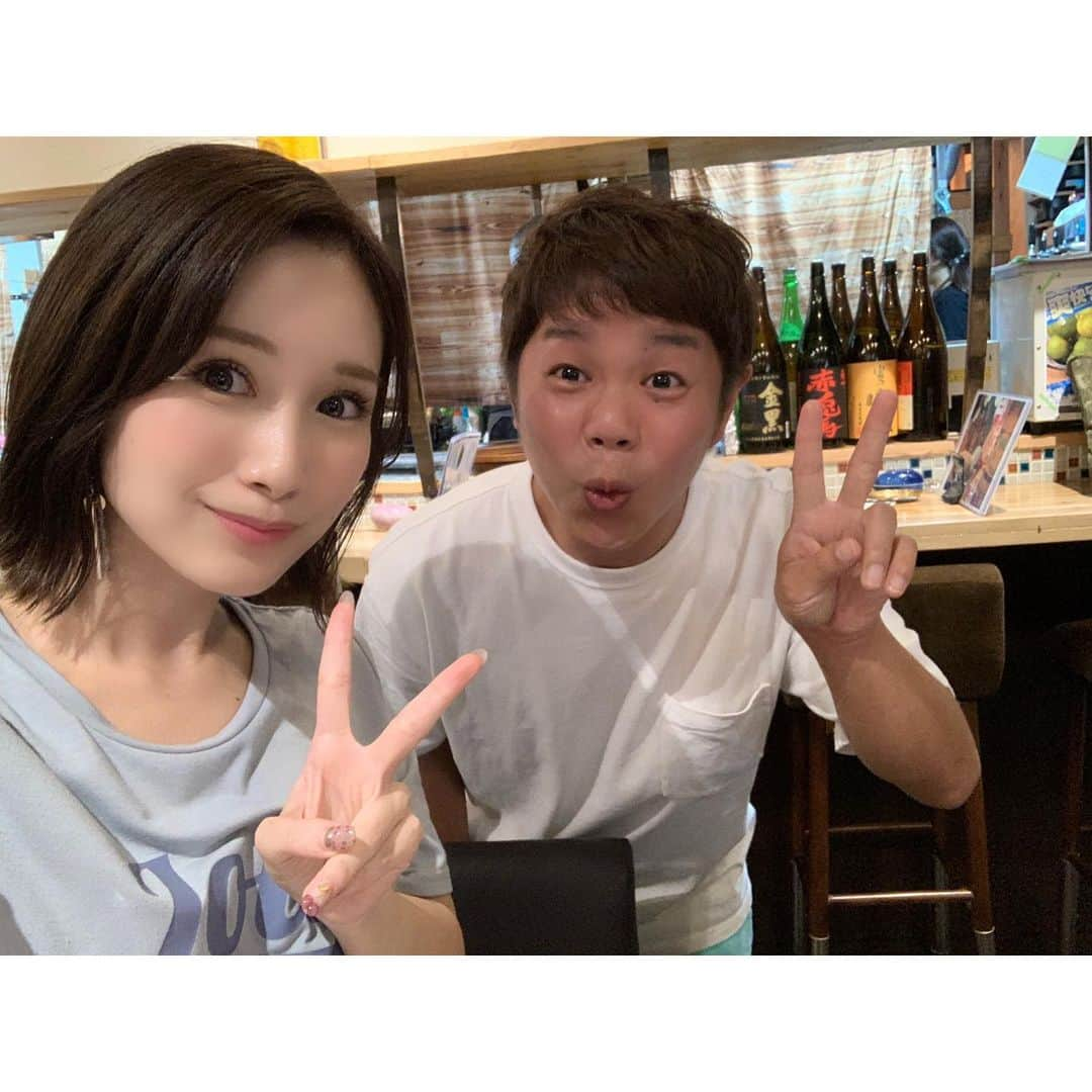 小島みなみさんのインスタグラム写真 - (小島みなみInstagram)「. . 友達とご飯しに #ハタガヤ牛タンテール  #牡蠣と魚 行ったら #響 の小林さんに会ったよ！笑 . 数ヶ月まえに 共演したぶりでした✩︎*॰ . . #牡蠣のなめろう 美味し過ぎた..！！！ . 楽しかったなぁ😊 . . . #休日コーデ 🍓Tシャツ @deicy_official 🍓スカート @searoomlynn_shop 🍓バッグ @celine . . #手に持ってるのは人のワイン #わたしが飲むのはジンジャエール #休みの日 #休みの日の過ごし方  #コーデ #codenate #deicy #searoomlynn  #celine #tシャツ #tシャツコーデ」10月3日 0時49分 - kojima_minami_373