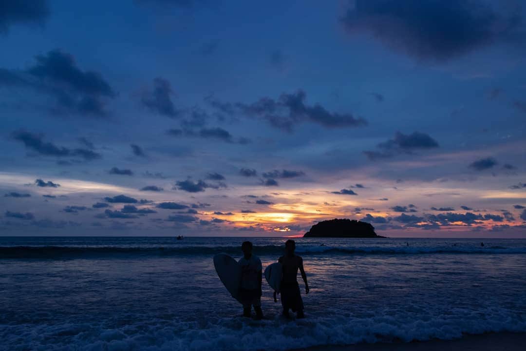 岡本圭司さんのインスタグラム写真 - (岡本圭司Instagram)「Surfing everyday. 昼から暗くなるまでずっと。 下手でも楽しい。 #resort #surfing  #sunset #photography #phuket」10月3日 0時57分 - hywod_kj