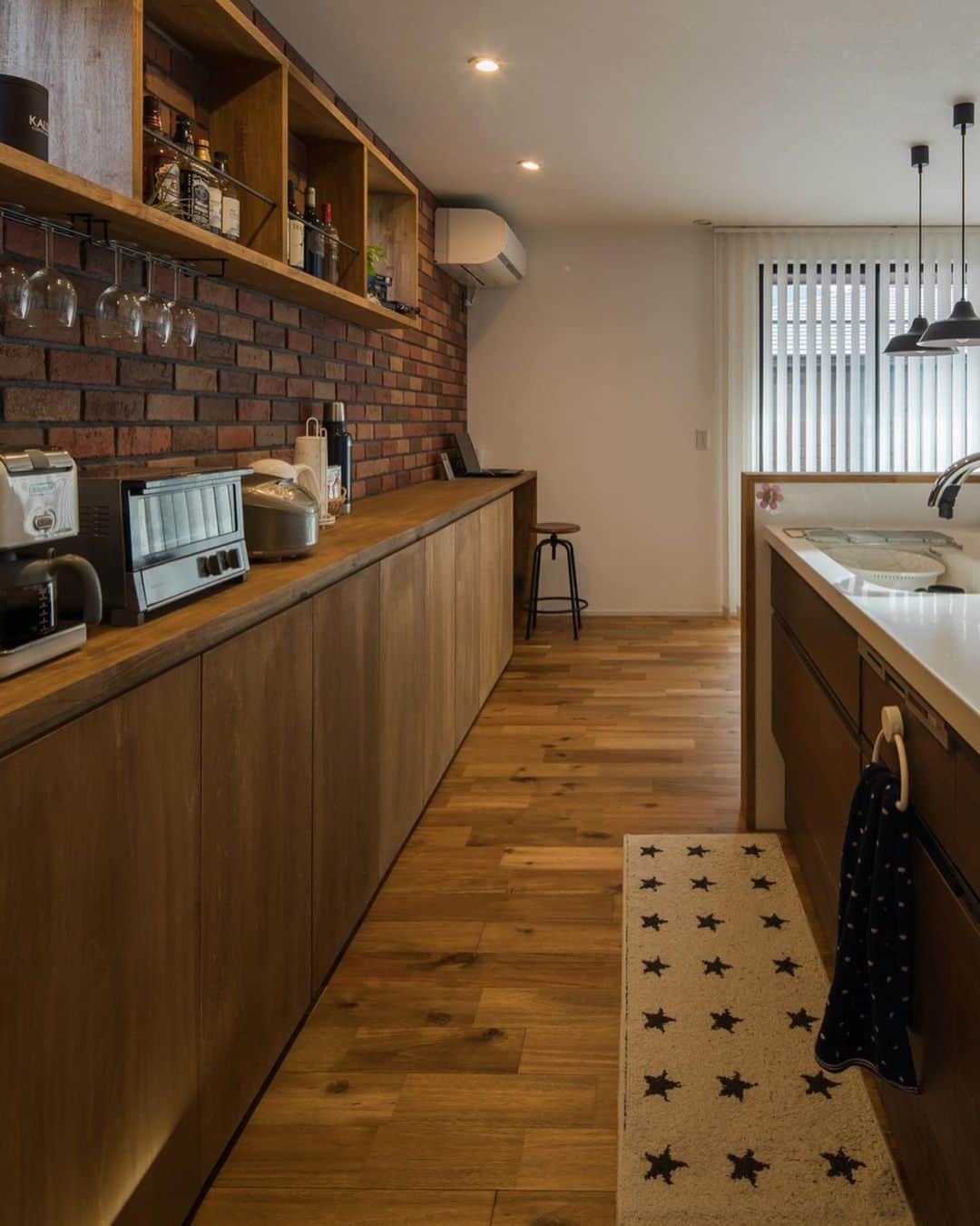 ルポハウス一級建築士事務所さんのインスタグラム写真 ルポハウス一級建築士事務所instagram ブルックリンスタイルのレンガ調タイルがかっこいいダイニングキッチン ママの前で宿題ができるカウンターや お気に入りワイン用の造作棚 ラックなど