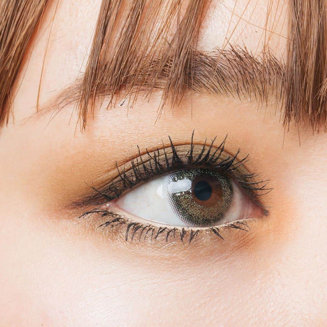 M∙A∙C Cosmetics Japanのインスタグラム：「ㅤ M·A·Cの大人気「スモール アイシャドウ」新色で作る 柔らかな秋冬スモーキーアイメイク🍁 ㅤ ①	ブラシでアイホール全体に[サンドストーン][ナチュラル ウィルダネス]をふんわりとのせる ②	キワと下まぶたに[マーシュ]をオン ③	目頭にハイライトで[サモア シルク]をのせて完成 ㅤ *9/27(金)オンラインショップ先行発売 *10/4(金)全国発売⠀ ㅤ #MACeyeshadow #MACアイシャドウ ㅤ MODEL: M·A·C ARTIST HARUKA SEKI @mac_ikesei PHOTO: @takaki_iwata ㅤ ㅤ ㅤ ㅤ ㅤ #MACCosmeticsJapan #MACコスメ #MACCosmetics #スモールアイシャドウ #メイク #コスメ #メイクアップ #アイシャドウ #アイカラー #スモーキー #スモーキーメイク #新作コスメ #コスメ紹介 #秋メイク #秋コスメ #アイメイク #メイク道具 #メイクプロセス #メイク用品 #セルフメイク #スウォッチ #今日のメイク #お気に入りコスメ #cosmetics #makeup #eyemakeup #eyeshadow」
