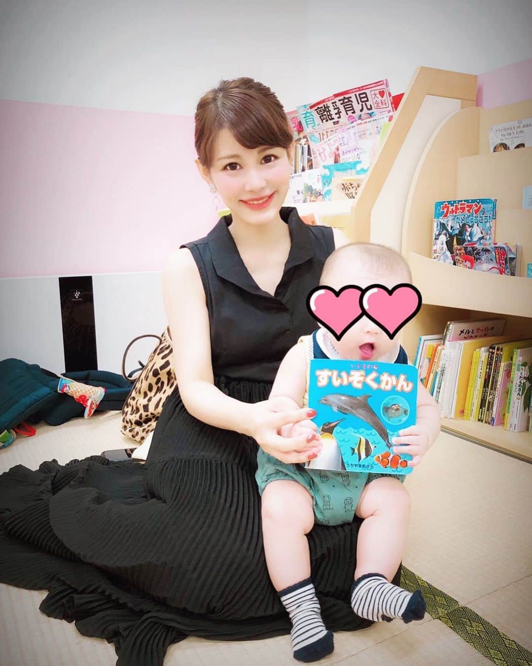 美馬怜子のインスタグラム：「児童館にまた行きたいな📚 おもちゃもいっぱいあって、大人もわくわくしちゃいました🎵✨ . 息子は、水族館の絵本が大好きみたいです💖 . 来月はいつもの大好きママたちと水族館行くことになったよ🐠 年間パスポート作るんだぁ💕 . #もうすぐ生後6ヶ月 #お魚の絵本大好き」