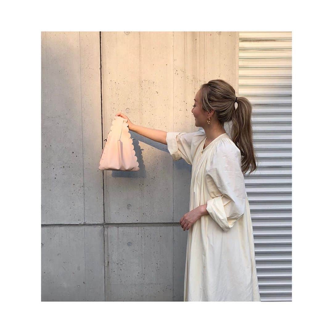 のインスタグラム：「いつものスカラップショッピングバックに初めてミニミニサイズが登場しました！！ 小さいので、このミニミニサイズには取り外し可能なストライプがついて、ポシェットにもなります〜。お財布や携帯、必要な物は入ります！  このピンク色が販売されるのはユナイテッドアローズラシック名古屋店です！ 10/4〜10/14のイベントがあるので詳しい取り置き、電話通販などは店舗により異なりますので直接 ラシック名古屋店へ確認して下さいね！♡」
