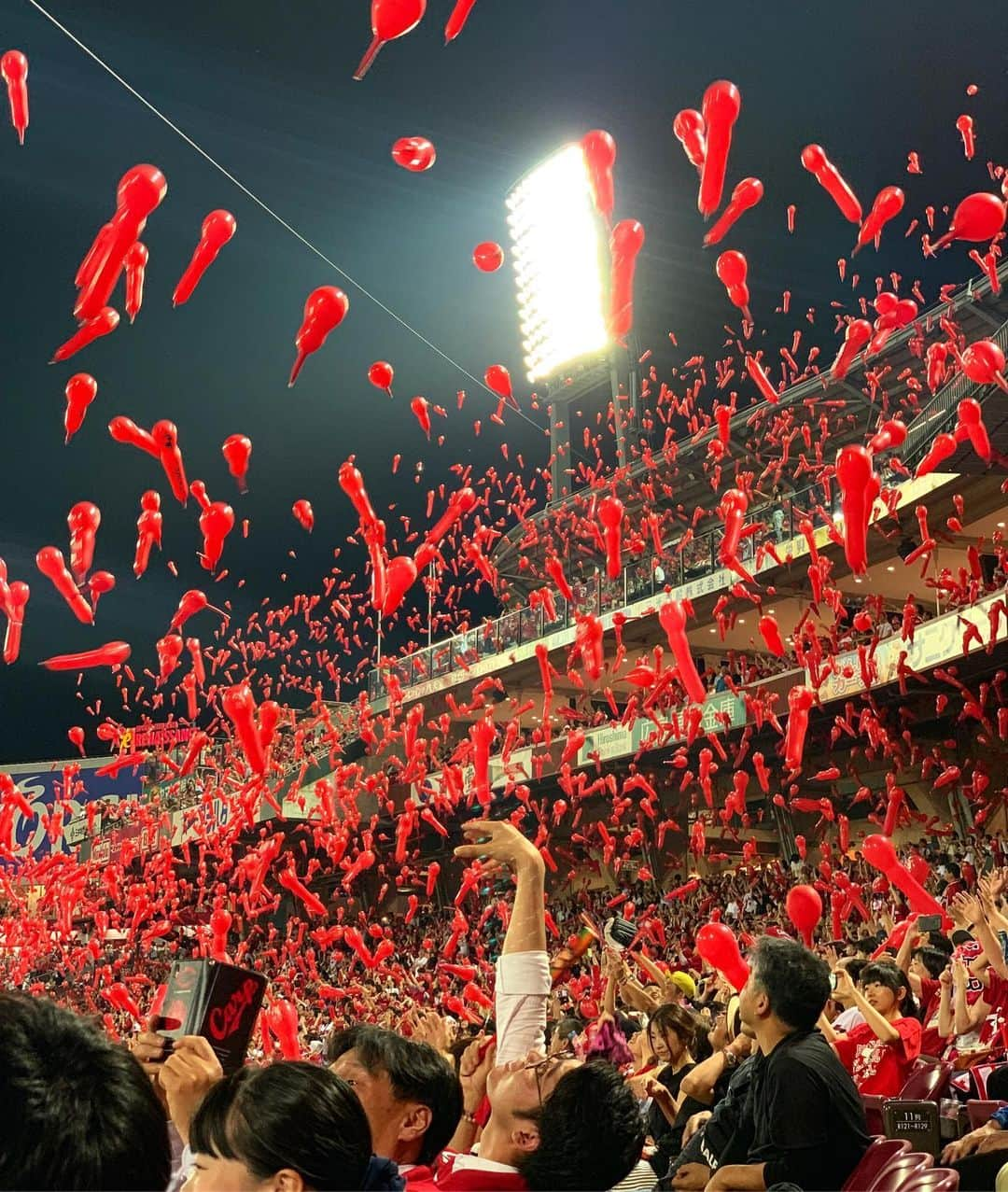 K. レグナルトのインスタグラム：「To the Carp fans, who show an overwhelming amount of support, and bring the energy every night, Thank you!! 🎈」