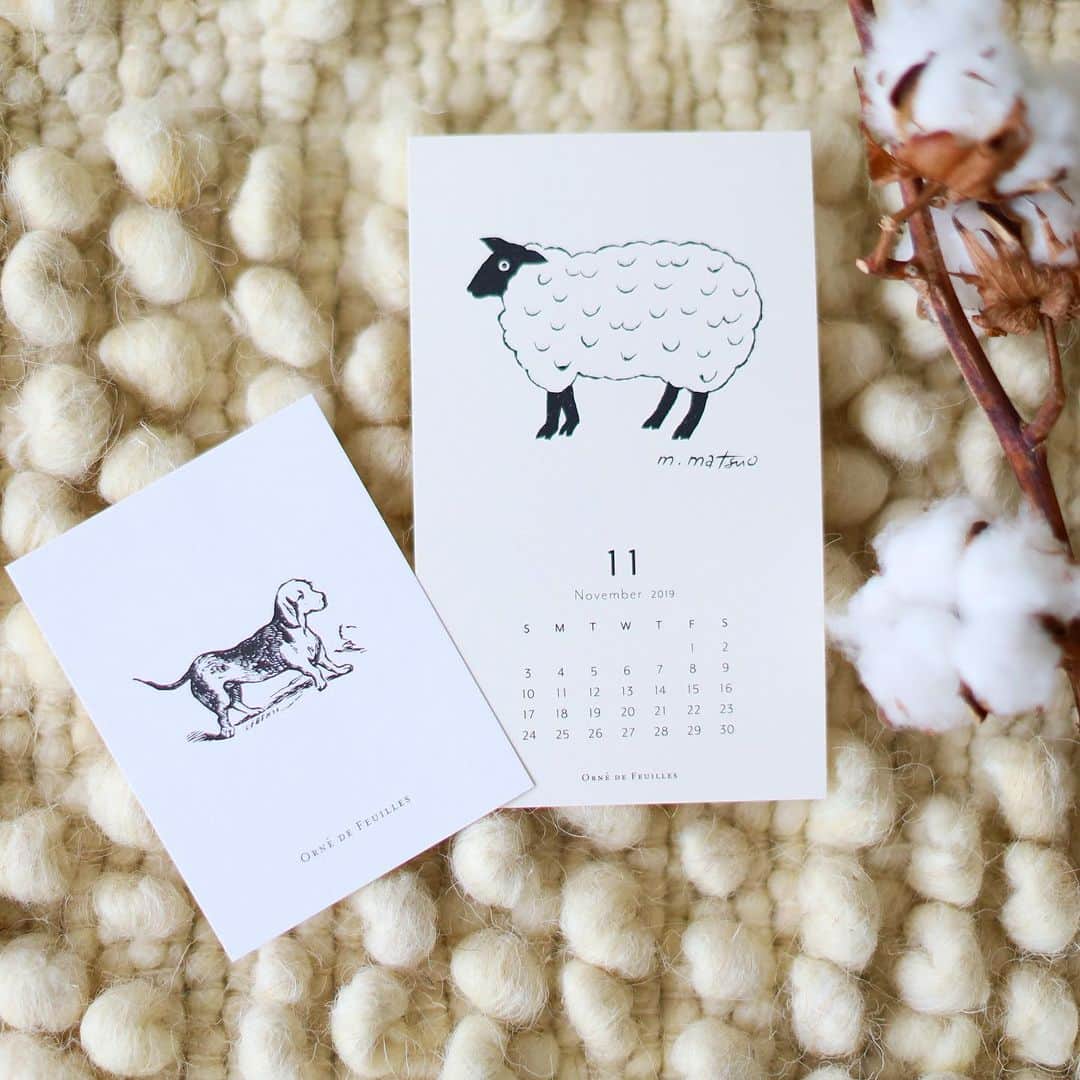 オルネ ド フォイユさんのインスタグラム写真 - (オルネ ド フォイユInstagram)「今月、WEBショップでは羊のカレンダー（松尾ミユキさん）とイヌのメッセージカード（オリジナル）を、ご購入金額に関わらずプレゼントしています！﻿ ﻿ 10月のWEBショップは人気の１点物アイテムをはじめ、秋冬に向けのファブリックアイテムなど新商品が続々入荷予定なのでぜひお楽しみに！﻿ ﻿ ﻿ ＊不動前、吉祥寺の店舗では税抜3,000円以上お買い上げの方にカレンダーのみ差し上げてしております。数に限りがございますので、配布数終了の場合はご了承くださいませ。﻿ ﻿ ———————————————﻿ ◯WEBショップに関するお問い合わせ◯﻿ オルネ ド フォイユWEBショップ﻿ TEL：03-6876-7832　﻿ （午前10時～午後6時／土日祝定休）﻿ e-mail：order@orne.co.jp﻿ ﻿ ﻿ #松尾ミユキ #羊 #ひつじ #ヒツジ #羊イラスト #犬イラスト #動物カレンダー #カレンダー #カレンダー2019 #2019カレンダー #ノベルティ#ノベルティー #interior #インテリア #暮らしを楽しむ #ていねいな暮らし #暮らし #住まい #livstagrammer #instahome #living #livingroom #ornedefeuilles #オルネドフォイユ」10月3日 10時55分 - ornedefeuilles