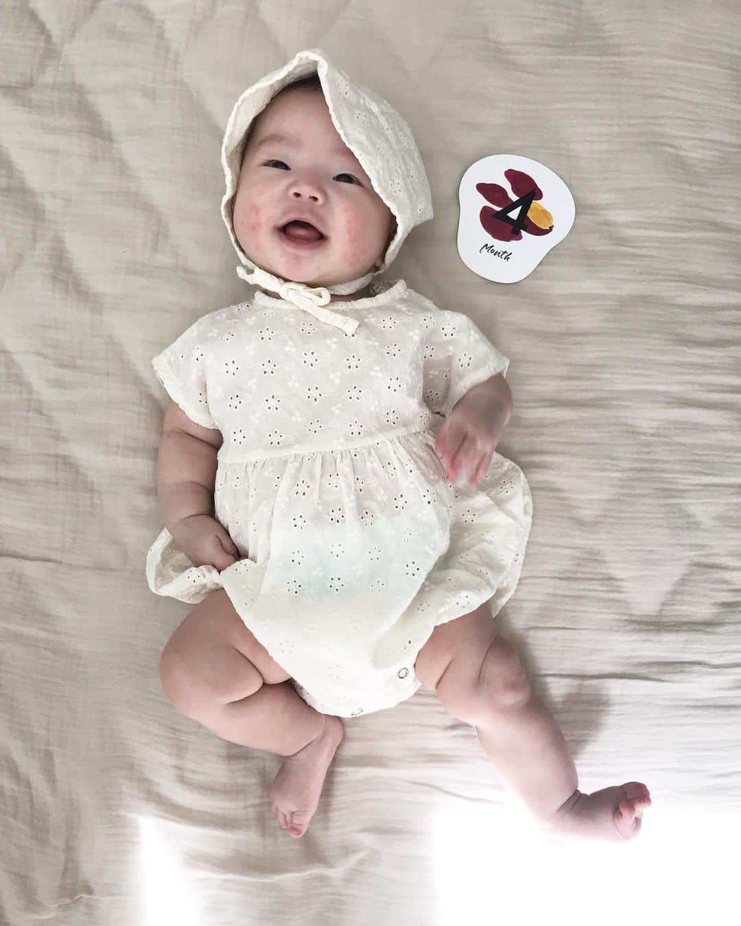 濱中鮎子のインスタグラム：「お嬢、今日で4ヶ月！ おめでとう！ 健やかにニコニコ育ってます！  #お嬢の成長記 #定まらないハッシュタグ😂  #mybabygirl #生後4ヶ月 #怒涛の毎日だったな  #産まれてくれてありがとう😊」