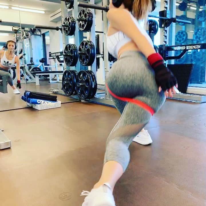 のインスタグラム：「I'm raising my 🍑💕 Take two-three minutes slowly under own weight. Aim for a fruit that you want to bite😋🍓 - -尻トレシリーズ- 自重で負荷があんまりないから回数じゃなくて時間を2分〜3分。その日のトレーニングに合わせてやってるよ🔥最近なんでもこのバンド使ってみてる🤨笑 ぷりっとした可愛い🍑になれますように...🥺 - #fitnesstime#workoutgirl#todaysfit#workout#gymwear#trainingwear#instahealth#fitspo#getfit#fitnessgirl#healthygirl#noweight#お尻トレーニング #自重トレ#健身房#체육관#美」