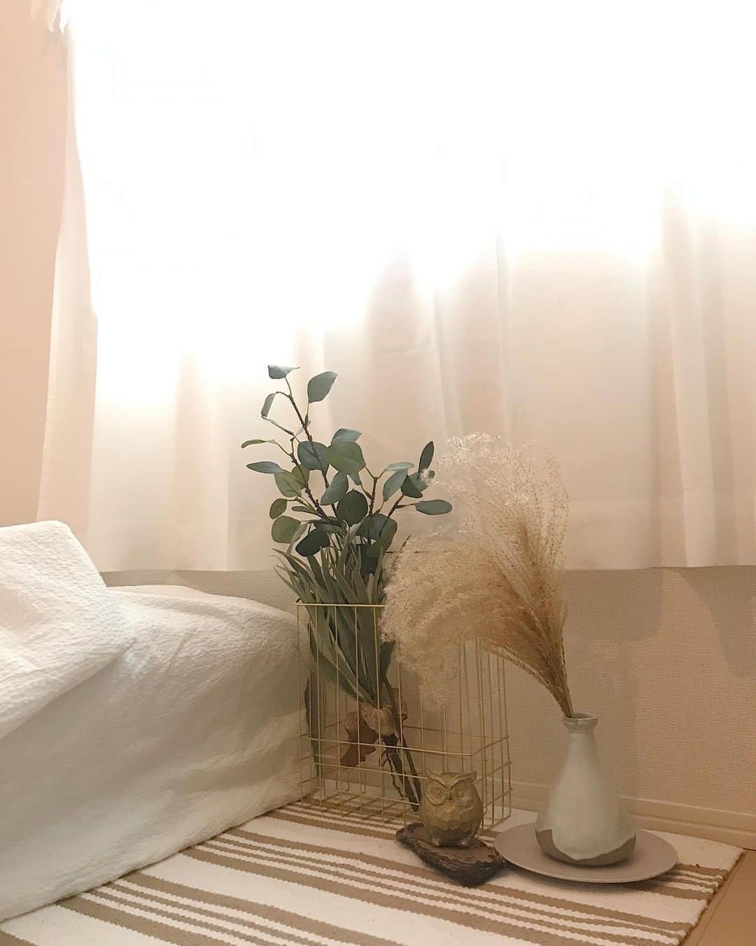 のインスタグラム：「お部屋も秋仕様に...🦔 奄美で見つけたフクロウ やっぱり可愛いかった🍁 . そしてご要望をいただいていた 楽天ROOMを始めてみました🙌🏼 オススメを色々と更新していきます🌿 #楽天ROOM 🔎 kurumi.m で覗いてみてください🌝 . #インテリア#秋#ZARA#home#パンパスグラス#楽天ROOMに載せています#PR#収納#無印良品#hiuianelaroom」