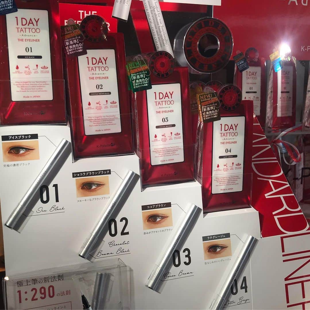 のインスタグラム：「落ちにくいアイライナーと言えばの「K-パレット」から、落ちにくいのその先に―― 【今、アイライナーに求めること】を、詰め込んだ新ライン「ザ・アイライナー」が昨日お披露目されました。 もちろん、 ✔水汗皮脂に強いこと、はそのままに。 ✔コシとしなりを兼ね備えた新法則バランスの筆の設計、 ✔一度描きで、見たまま高発色、 ✔保湿成分配合で、アイラインでありながら目元のうるおいも。 と、アイライナーにできることをありったけ叶えたような、理想の1本に😃  カラーリングも絶妙で （写真3枚目上から） 01ひとさじのブルーを効かせたアイスブラック 02王道のショコラブラウンブラック 03まろやかな赤みが可愛いココアブラウン 04今っぽさが抜群！グレーみを含んだラテグレージュの4色で登場。  発売は2020年春とのこと。昨日のお披露目のシェアでした📝 k-Palette THE EYELINER 1500円／クオレ  ウェブ編集nn #K-パレット　#Kpalette  #アイライン　#アイライナー　#maquia #maquiaonline」