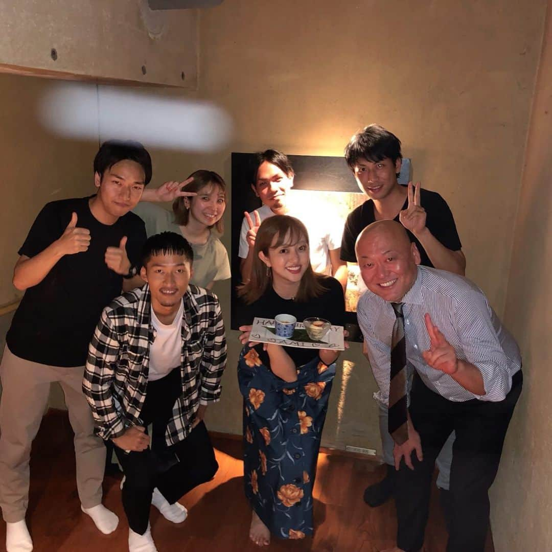 菊地亜美さんのインスタグラム写真 - (菊地亜美Instagram)「. 事務所の部署内で誕生日のお祝いをしてくれました☺️🙏🎂 男ばかりのチーム🤣 唯一の女性マネージャーさんは私を担当してくれてる方💁‍♀️ そこから時計回りに周りに、もう一人担当してくれてる方→だいぶ前からお世話になってる方→もっとだいぶ前からお世話になってる方→前の担当マネージャーさん→ユージさんのインスタに沢山出てくる人です✨ . 16歳で事務所に入って上京してきて今年で14年目だから、もう少しで地元の北海道に住んでた頃よりも東京の方が長くなります…！😳💪 年下のマネージャーさんも沢山増えてきたけど、なんかなぁなぁな関係になりたくなくて全員さん付け&敬語が昔からのマイルール😝✨ . 今までいろんなお仕事させて頂きましたが、事務所との信頼関係があるからこそなので本当に感謝☺️ 楽しくて沢山爆笑した夜でした🤣🌉 これからも一緒に頑張るぞーーー‼️😝💓」10月3日 11時39分 - amikikuchi0905