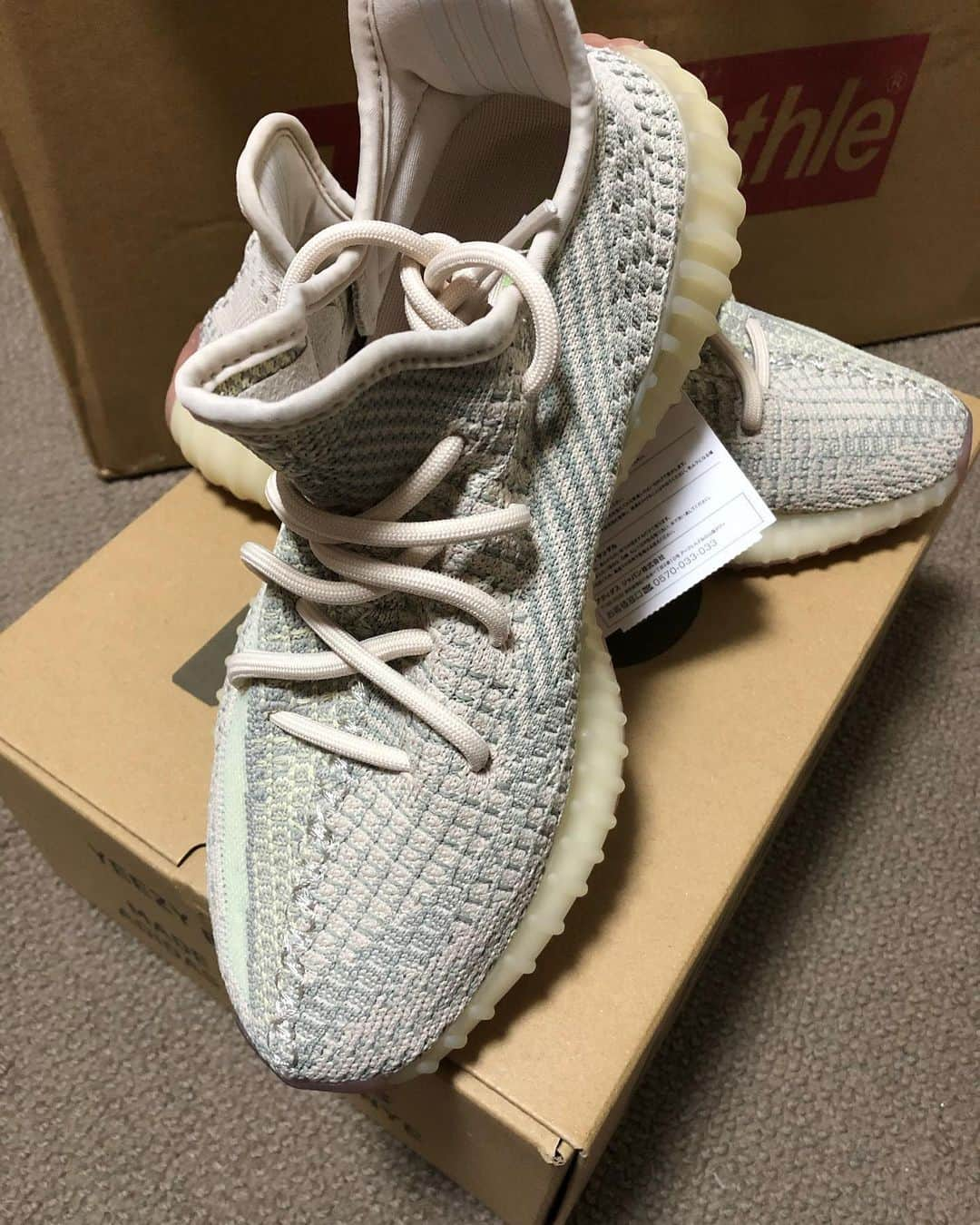 琥珀うたさんのインスタグラム写真 - (琥珀うたInstagram)「. . 念願の😍 YEEZY BOOSTデビュー🙌🏼 朝から起きてポチポチしても全然ダメだったんだけど、 クラリスちゃん @vanillacoconut.0716 のお陰でGET😢🙏 本当にありがとうー🙇‍♀️ 履きやすくてルンルンで速攻で履いてます👟 …それにしてもスニーカー多すぎるw だれか上手い収納を教えてください . . . #yeesy #yeezyboost #sneakers #sneaker #adidas #adidas👟  #スニーカー #イージーブースト」10月3日 11時40分 - uta0214khk