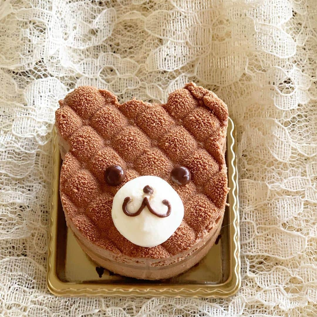 早川愛さんのインスタグラム写真 - (早川愛Instagram)「くまちゃんケーキ🧸💕💕 ・  想像より小さめなくまちゃんでしたが、 可愛いくて甘すぎないチョコレートムースでおいしかった💕💕 ・  写真整理のため、 お誕生日前に 可愛いスイーツ たくさん載せよう❣️ ・ ・ ・  #クリオロ #くまちゃんケーキ #チョコレートケーキ #中目黒 #中目黒ケーキ #cake #chocolatecake  #bearcake」10月3日 11時44分 - megumegu_1006