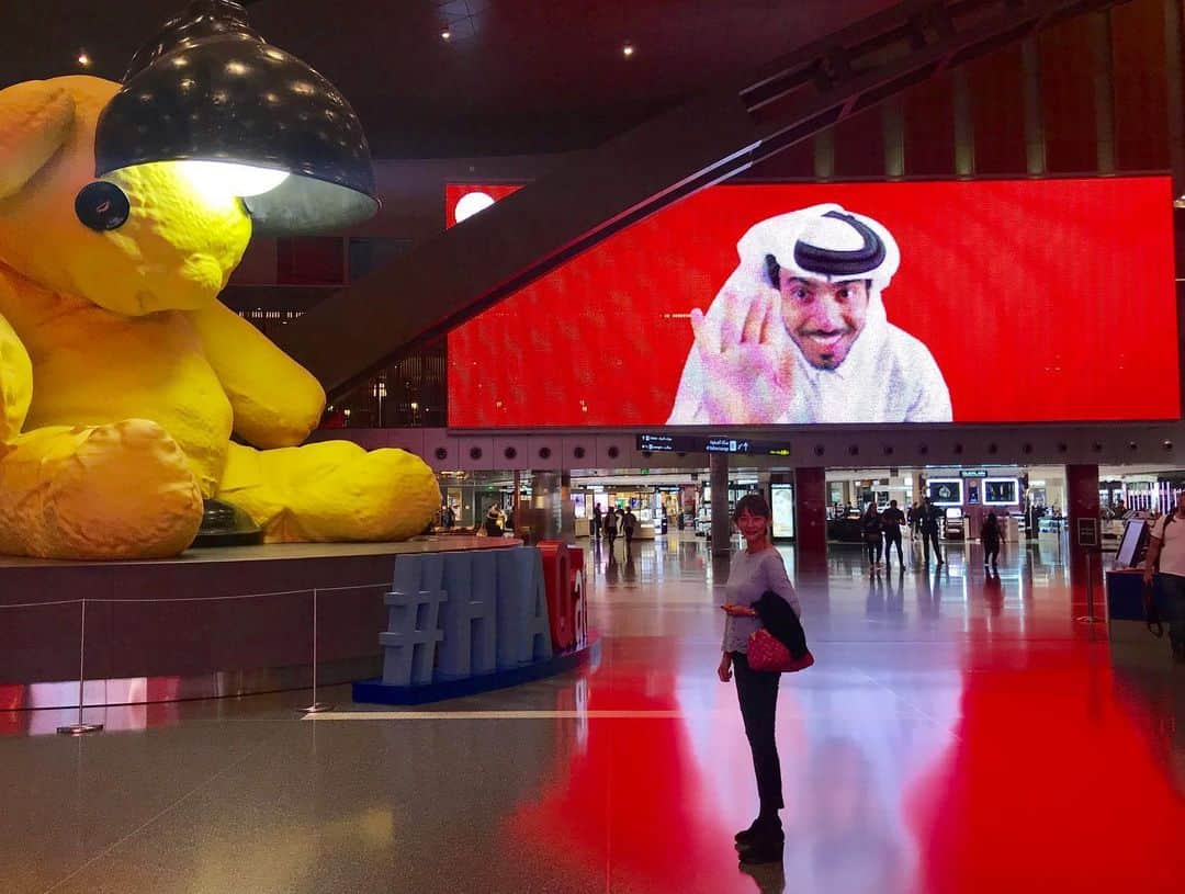 箕輪玖美さんのインスタグラム写真 - (箕輪玖美Instagram)「一先ずドーハ到着✈︎ 空港が綺麗でゴージャス過ぎ😍  カタール航空のビジネスは世界一らしく、お料理がとにかく美味しい❣️ビジネスなのに個室❣️パジャマまで付いてる❣️ ラウンジも綺麗で素晴らしい〜✨✨✨ #dohaairport  #qatarairways  #businessclass #gorgeous #luxury #instapic #海外旅行好きな人と繋がりたい  #アラフィフコーデ #飛行機大好き #タビスタグラム #モデル #箕輪玖美」10月3日 11時45分 - kumi.111