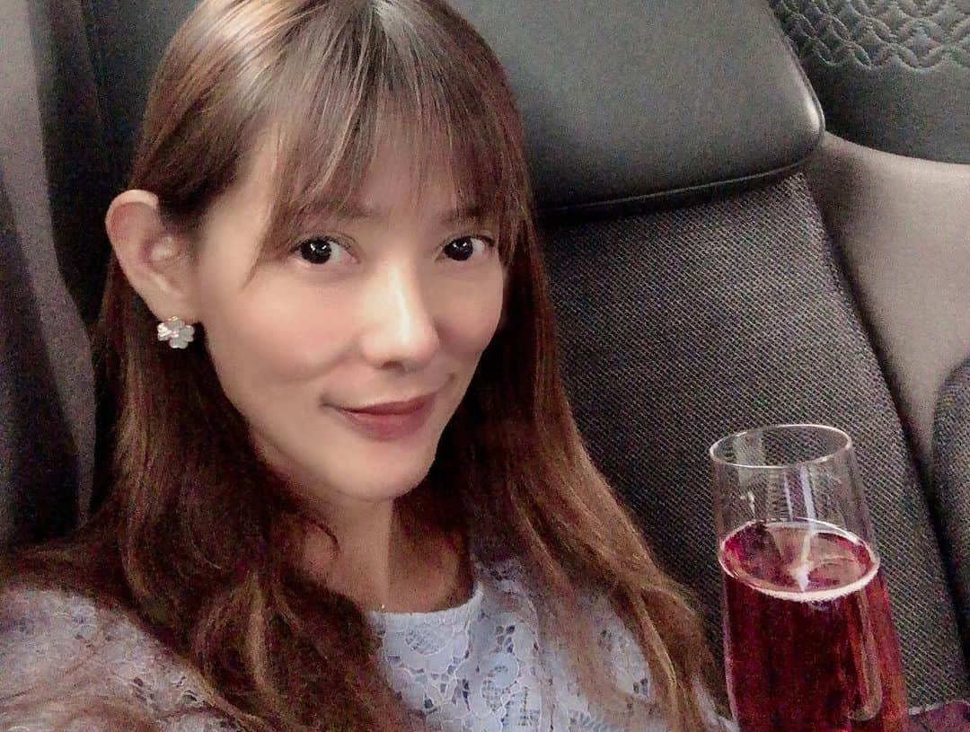 箕輪玖美さんのインスタグラム写真 - (箕輪玖美Instagram)「一先ずドーハ到着✈︎ 空港が綺麗でゴージャス過ぎ😍  カタール航空のビジネスは世界一らしく、お料理がとにかく美味しい❣️ビジネスなのに個室❣️パジャマまで付いてる❣️ ラウンジも綺麗で素晴らしい〜✨✨✨ #dohaairport  #qatarairways  #businessclass #gorgeous #luxury #instapic #海外旅行好きな人と繋がりたい  #アラフィフコーデ #飛行機大好き #タビスタグラム #モデル #箕輪玖美」10月3日 11時45分 - kumi.111