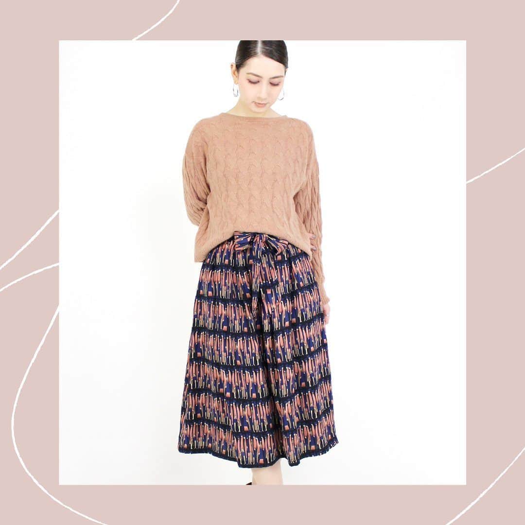 armoire caprice / アーモワール カプリスさんのインスタグラム写真 - (armoire caprice / アーモワール カプリスInstagram)「Autumn color knit 🍂  ゆったりとしていながらやや短めな丈が女性らしいシルエットの、今年らしいくすみピンクのニット。 ぬくもりを感じるほっこり素材がシーズンムードを高めます🍁  Knit ¥13,200(税込) SUN WAY Skirt ¥18,700(税込) ANONYME designers  公式webサイトでは、秋ムードと今年らしさをプラスする「カラーニット」をご紹介中💐 ▶︎ @armoire_caprice_official プロフィール リンクより公式サイトをご覧ください。 . #armoirecaprice #アーモワールカプリス #秋スタイル #autumn #2019aw #newitem #大人カジュアル #instafashion #model #fashion #style #セレクトショップ #インポート #フェミニンコーデ #大人かわいい #大人可愛い #おしゃれ #ファッション #ニット #ニットコーデ #秋ニット #秋コーデ #モデル #ootd #今日のコーデ #インポートファッション #ヨーロッパブランド #sunway #anonymedesigners」10月3日 11時51分 - erina_div_official