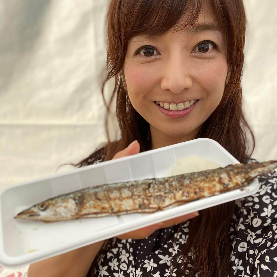 佐藤彩さんのインスタグラム写真 - (佐藤彩Instagram)「さんま美味しかった〜😆﻿ ﻿ 道庁赤れんが庁舎前で行われているイベント「まるごと根室直送市」。﻿ 昨日アナ部の仲間と楽しんできました😊﻿ ﻿ 炭火焼きのさんまも、いわしのつみれ汁も、さんまのロール寿司も…どれも美味しかったです☺️﻿ ﻿ 不漁が続くさんまですし、ありがたい気持ちになりましたよ✨﻿ ﻿ ﻿ ちなみに、北海道に来て初めて食べたさんまだという波多野くんは美味しそうに食べていて、先輩達から無茶ぶりされた食レポも頑張っていました😊﻿ ﻿ まるごと根室直送市は、今日午後3時までの開催です✨﻿ ﻿ ﻿ #まるごと根室直送市﻿ #さんま﻿ #いわし #根室七星 ﻿ #HBC #アナウンサー﻿ #波多野裕太 アナ﻿ #佐藤彩」10月3日 11時58分 - hbc_ayasato