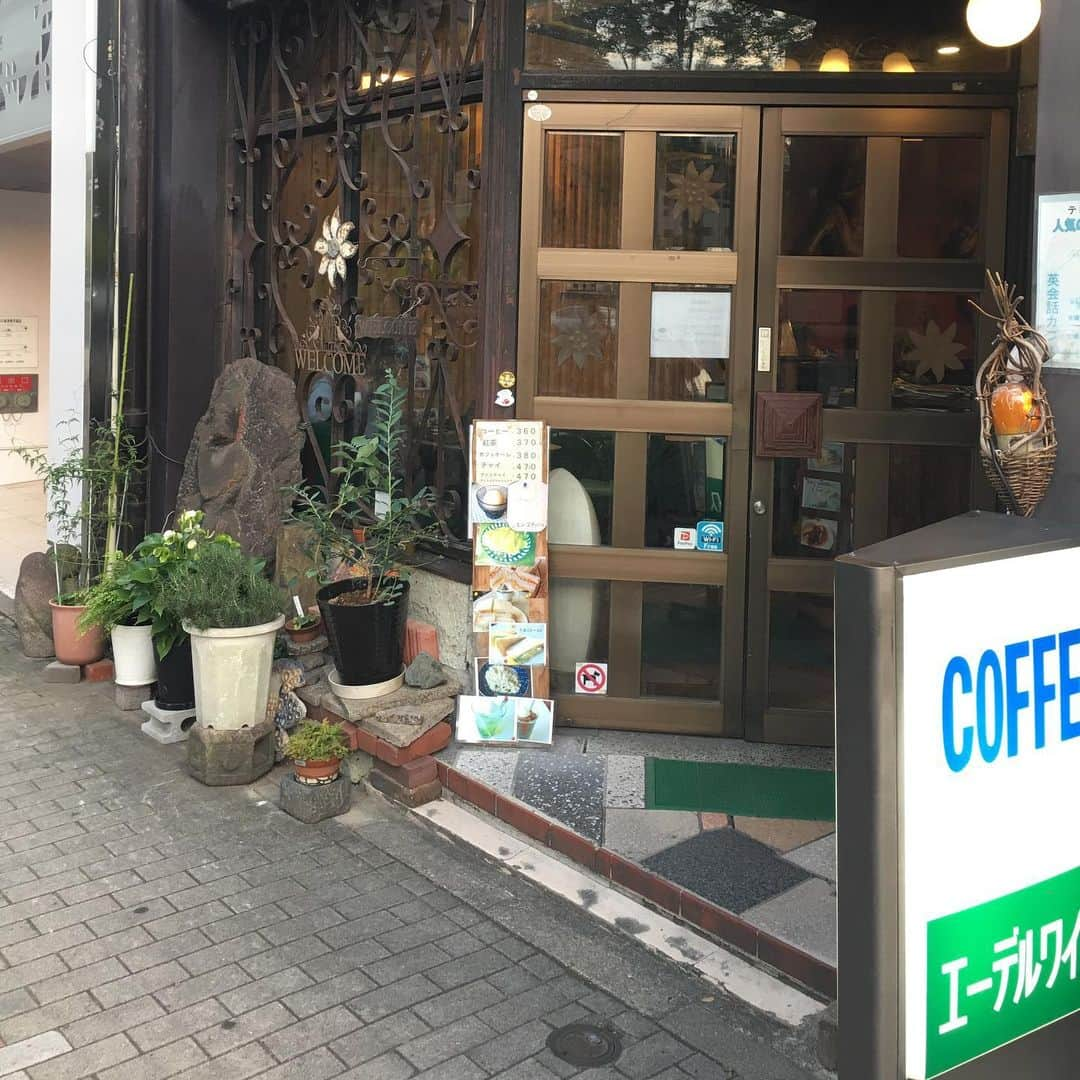 能町みね子さんのインスタグラム写真 - (能町みね子Instagram)「#喫茶メモ 名古屋神楽町 エーデルワイス/ ミルクセーキなし/ 彫刻のある喫茶は良い。緑のビロードも良い。料理もおいしい」10月3日 3時39分 - nmcmnc