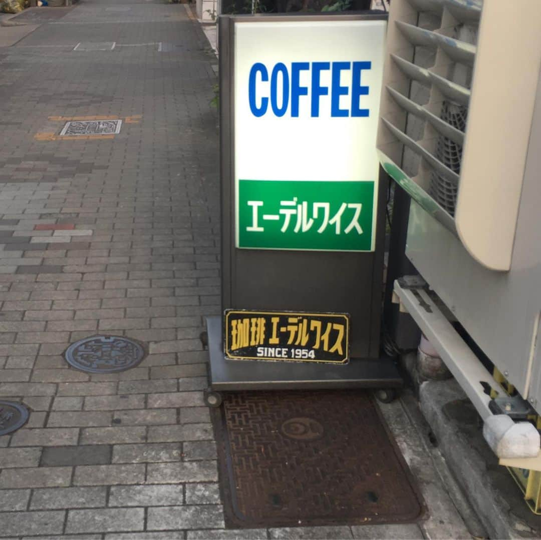 能町みね子さんのインスタグラム写真 - (能町みね子Instagram)「#喫茶メモ 名古屋神楽町 エーデルワイス/ ミルクセーキなし/ 彫刻のある喫茶は良い。緑のビロードも良い。料理もおいしい」10月3日 3時39分 - nmcmnc