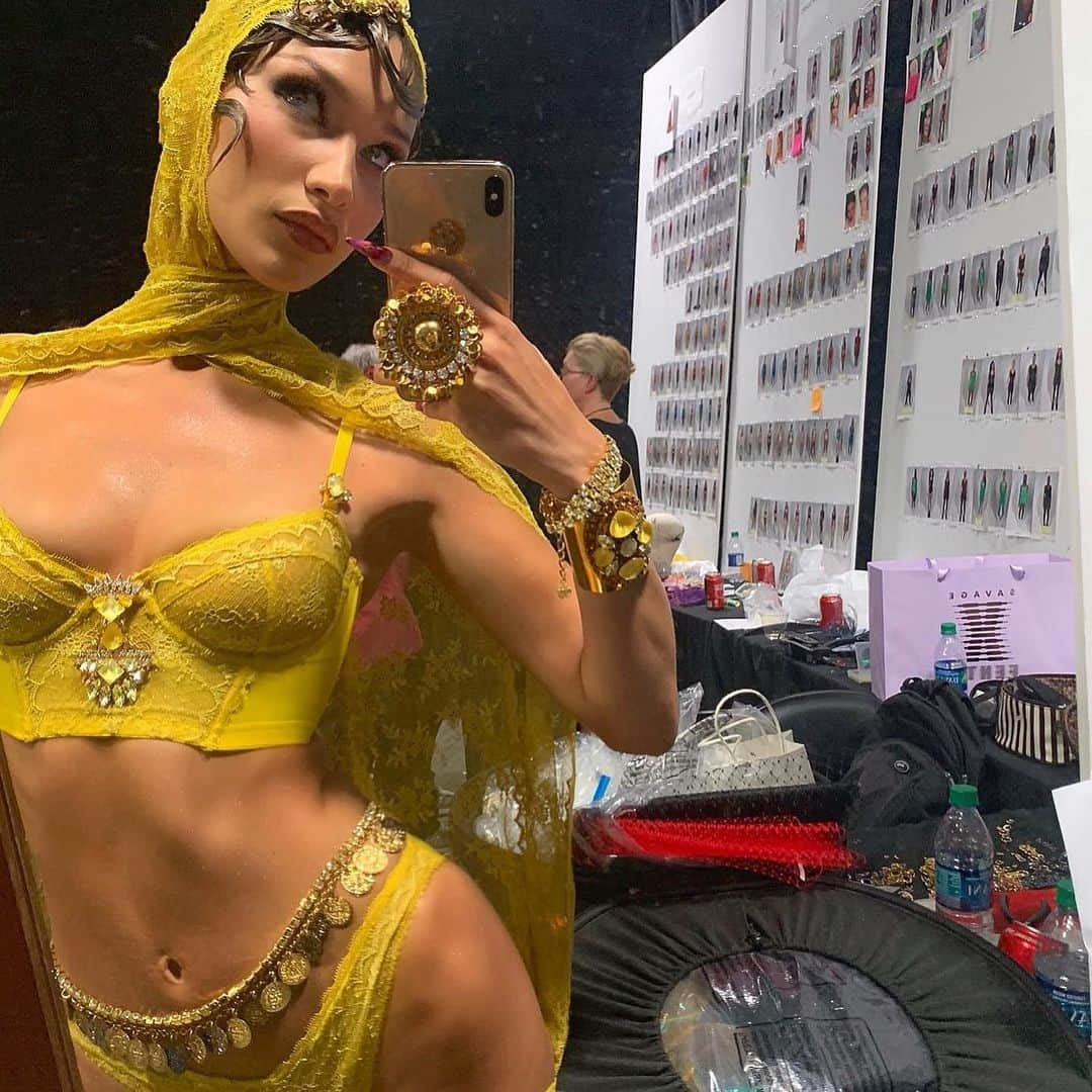 ベラ・ハディッドさんのインスタグラム写真 - (ベラ・ハディッドInstagram)「Yellow sky bathed in light」10月3日 3時52分 - bellahadid