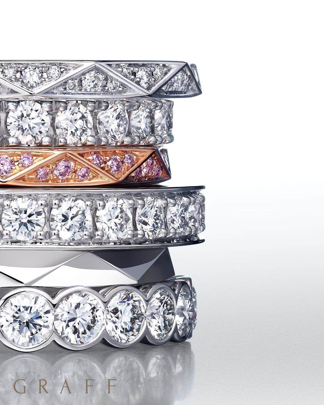 Graffさんのインスタグラム写真 - (GraffInstagram)「Brilliance, multiplied. Choose a beautifully crafted eternity band to celebrate the love you share. Learn more in our bio. .  #graffdiamonds #choosegraff」10月3日 4時24分 - graff