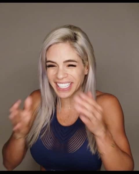 Michelle Lewinのインスタグラム：「I never realized, until when I saw it on video, how many different noises I make when I laugh😳🙉 Anyone else with the same... issue? -Tag someone who laughs funny👏🏻😆」