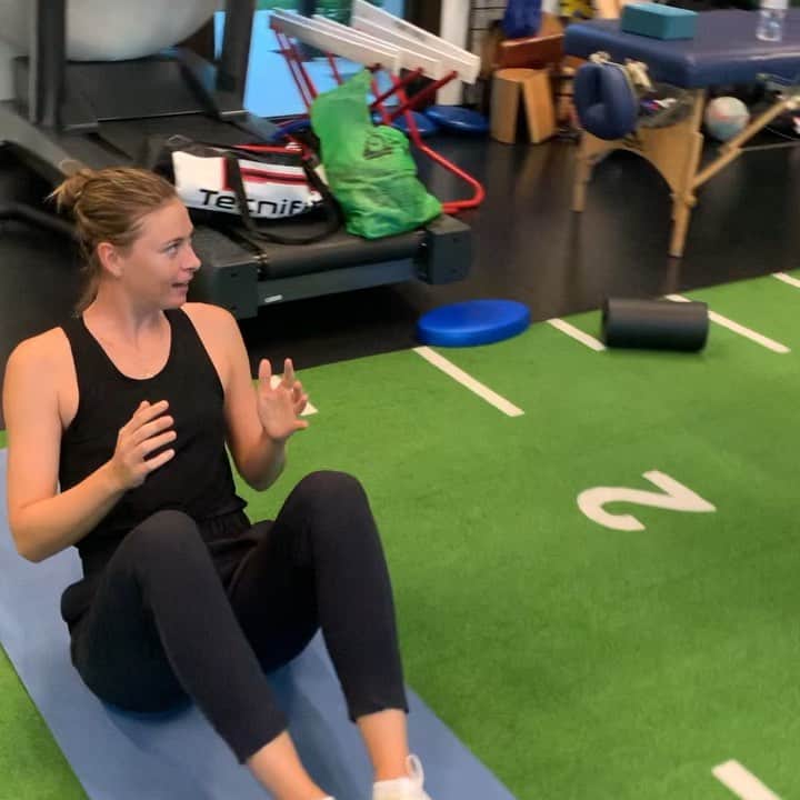 マリア・シャラポワのインスタグラム：「A little med ball core work 💨. Watch till the end-It’s not always serious 😉. #DoNutStop 🍩 #FitAndLit」