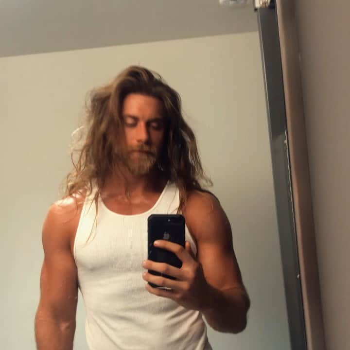 モデル、ブロック・オハーンのインスタグラム：「So I’ve spent the last few months bulking up and letting my body recover from all the injuries I’ve had in the last year. 🌪  Focusing on preventive injury workouts and stretching, functional training, while also developing my proportions. Instead of just training hard, I put intention in to the way I work and how I treat myself! 🙏🏽 I want longevity in my life and in my career. And getting that movie star physique dialed in is no easy task in itself. Making sure I can not only get dialed in this time but maintain it as I go. You don’t have to get ready, if you stay ready 😏  But let me tell you, after seeing this video, I’m about one pizza slice away from cutting this bulk short and dieting back down to this haha 🙏🏽🙌🏽」