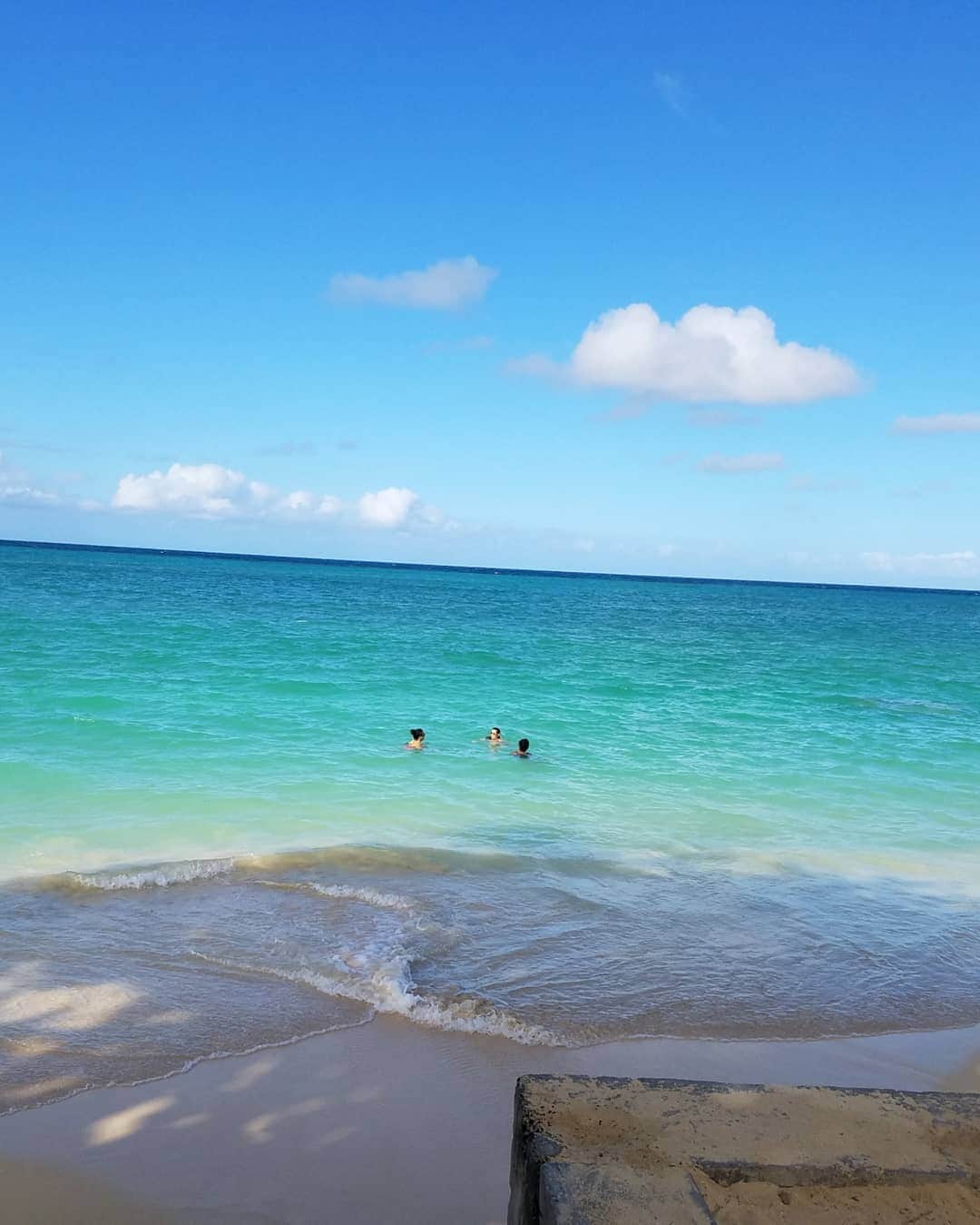 黛実希さんのインスタグラム写真 - (黛実希Instagram)「Lanikai Beach…😚🌈🍍 * まずはラニカイの動画編🤙💗 muse(@muse_by_rimo )のワンピがラニカイに似合う似合う💓 * この小道を抜けると一面に広がる綺麗な海と空の景色が忘れられない😭💓❤️ 加工ゼロでこの青さ…😭❤️❤️❤️ 本当に本当に行ってよかった🤙💝 ひこのちゃんラニカイに誘ってくれてありがとう😍💕 ハワイはほんとに無知だから、今回で色々覚えた😂♡ * * * #ラニカイ#ラニカイビーチ#musebyrimo#lanikaibeach#lanikai#royalhawaiiancenter#alamoanashoppingcenter#Hawaii#honolulu #ロイヤルハワイアン#royalhawaiian#ハワイ#ホノルル#ハワイ好きな人と繋がりたい#ハワイ旅行#ハワイ女子#하와이#하와이여행#여행스타그램#좋아요반사#반사#팔로우#맞팔#선팔#소통#맞팔해요#소통해요#셀카#데일리룩#followmepleasee」10月3日 5時52分 - candymiiiki