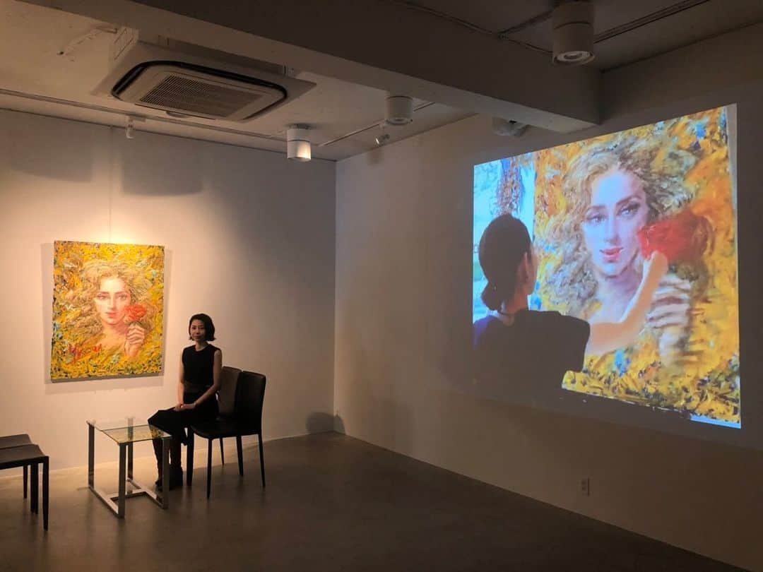 古賀陽子のインスタグラム：「テレビ取材のため急遽 開催した1日限定個展が無事終了しました❗️ 1日のみ、短時間の展示にも関わらずお越しいただいた方々、そしてインタビューにまでご協力くださった方々には大変感謝しております😌🙏 行けなくて残念というお声も多くいただき、また近々展示できればなぁと計画中です🤔💭 番組の放送日が決まりましたら告知します。是非ご覧ください。  #芸術の秋 #ギャラリー巡り  #北野坂 #個展 #exhibition #ギャラリー #画廊 #アート #art #画家 #artist #古賀陽子 #yokokoga #油絵 #肖像画 #絵 #painter #人物画 #artstagram #gallery #portraitpainting #portraitartist #portrait #アーティスト #artwork #アート好きな人と繋がりたい  #神戸 #exhibit #works #カラー」