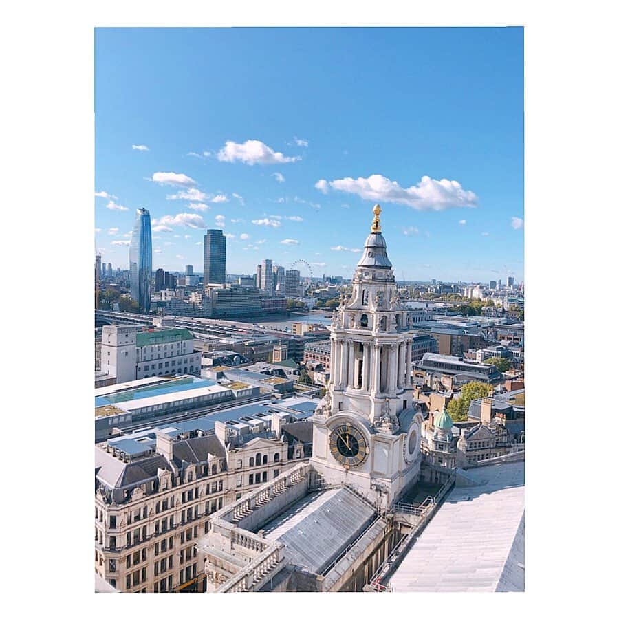 木村愛里さんのインスタグラム写真 - (木村愛里Instagram)「⋆ ロンドンで1番感動したかもしれない。 セントポール大聖堂。 ㅤㅤㅤㅤㅤㅤㅤㅤㅤㅤㅤㅤㅤ 故ダイアナ元妃が結婚式を挙げたことでも有名な教会。 ㅤㅤㅤㅤㅤㅤㅤㅤㅤㅤㅤㅤㅤ 中は撮影禁止だったので皆さんにも あの素晴らしさをお見せ出来ないのが 本っっ当に残念だけど すごかった。 造りから何から もう全てが 素晴らしい空気に包まれていた。 『感動』まさにそれです。 ㅤㅤㅤㅤㅤㅤㅤㅤㅤㅤㅤㅤㅤ ㅤㅤㅤㅤㅤㅤㅤㅤㅤㅤㅤㅤㅤ ですが、1人で行ったもんだから事件勃発。 ㅤㅤㅤㅤㅤㅤㅤㅤㅤㅤㅤㅤㅤ まずネットでチケットを事前予約すると 安くなると本で読んだので前の日に予約。 (かなり時間がかかったのは言うまでもない) ㅤㅤㅤㅤㅤㅤㅤㅤㅤㅤㅤㅤㅤ 当日どこでチケットを引き換えてもらえるのかも よくわからず とりあえず係の人に聞いて なんとなく言われた方へ進む。 ㅤㅤㅤㅤㅤㅤㅤㅤㅤㅤㅤㅤㅤ 入場口で予約メールを見せるも 「これじゃない」と言われる。 「え？🤷‍♀️これしかメールきてないよ！」と抗議。 やんややんやと10分.. 何個か窓口はあったけど他の人にも申し訳がない。。 「スパムメールはどうだ？」と言われる。 よく わからなかったけどスパムメールという事は... 迷惑メールの受信を見てみる。 というか そんな受信欄があるなんて初めて気づいた。 あ、あっっった！！ Eチケットが届いていた。 「I'm so sorry...」 「これで入場できる。良かったね！」と言われる。 良い人で良かった。 私は学生なので学割のチケットを買ったんだけど 特に確認もされず... さすがイギリスらしい。適当だ←失礼 ㅤㅤㅤㅤㅤㅤㅤㅤㅤㅤㅤㅤㅤ ㅤㅤㅤㅤㅤㅤㅤㅤㅤㅤㅤㅤㅤ なんとかオーディオガイドも借りて日本語で堪能。 ㅤㅤㅤㅤㅤㅤㅤㅤㅤㅤㅤㅤㅤ そして、なんといっても セントポール大聖堂の階段やばいです。 528段。。 朝ごはん食べずに行ったもんだから途中失神しかけた。 なんの苦行だよ..レッドブルかよ.. とブツブツ呟きながら無心で登る。 休みたいけど後ろに人もいるから止まれない。 ビビるくらい狭く細い階段。 若干、閉所恐怖症だから気も確かではない。 おばあちゃんになる前に登って良かったと思った。 もう2度と登ることはないだろう。 写真は その景色です。 最っっっ高！！！！！！！ そして日本人女子1人で自撮り。 悲惨かよ🤦‍♀️ そして登った分また下る。 悲惨かよ🤦‍♀️気絶。 ㅤㅤㅤㅤㅤㅤㅤㅤㅤㅤㅤㅤㅤ ㅤㅤㅤㅤㅤㅤㅤㅤㅤㅤㅤㅤㅤ 全て堪能してセントポールのカフェで 1人ベンチに座りサンドイッチを食べていたら イギリス人おじさんが近寄ってきて話しかけられる。 「どこから来たの？」「どれくらいいるの？」 「素敵なファッションだね」「ホリディ？」 とか色々聞かれたけど とにかく私はスリだ！！！と疑い リュックを強く抱きかかえながら受け応え。 (たいした応えは出来ていない) もしかしたら、この一瞬目を離した隙に誰かとグルで コップの水に何か薬を入れられたかもしれない！ と思い、そのお水も もう飲めなかった..。 もしかしたら、ただただ本当に 優しいおじさんだったかもしれない。 でも自分の身は自分で守らねば。 それが海外だ。 ㅤㅤㅤㅤㅤㅤㅤㅤㅤㅤㅤㅤㅤ 1人だと そういう弊害が。笑 ㅤㅤㅤㅤㅤㅤㅤㅤㅤㅤㅤㅤㅤ ㅤㅤㅤㅤㅤㅤㅤㅤㅤㅤㅤㅤㅤ 色々あったけど とにかくセントポール大聖堂は素晴らしかった！ という事を伝えたい。 色々な事件も吹っ飛ぶくらい素敵だった。 ㅤㅤㅤㅤㅤㅤㅤㅤㅤㅤㅤㅤㅤ 今日も なんとか生きています。 ㅤㅤㅤㅤㅤㅤㅤㅤㅤㅤㅤㅤㅤ ㅤㅤㅤㅤㅤㅤㅤㅤㅤㅤㅤㅤㅤ ㅤㅤㅤㅤㅤㅤㅤㅤㅤㅤㅤㅤㅤ #ロンドン #留学 #ロンドン留学 #セントポール大聖堂 #珍事件 #自己防衛能力 #強め #ナイフ顔 #愛のお暇留学日記🇬🇧 #london #stpaulscathedral #🇬🇧」10月3日 6時20分 - airi_official