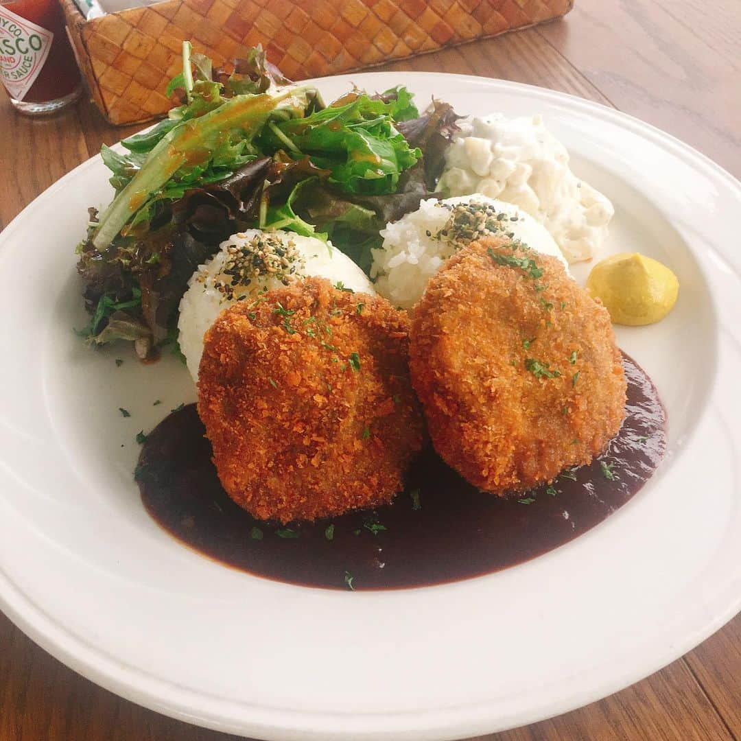 alohatable_waikikiさんのインスタグラム写真 - (alohatable_waikikiInstagram)「Hamburger Katsu Plate #dailylunch  復活のメンチカツプレート！ 今日明日の#日替りランチ です。  #waikikilunch #waikikigourmet #hawaiianreataurant #locoasian  #ワイキキランチ #ワイキキグルメ #ハワイアンレストラン #hawaiisbestkitchens #hawaiifoodie」10月3日 6時39分 - alohatable_waikiki