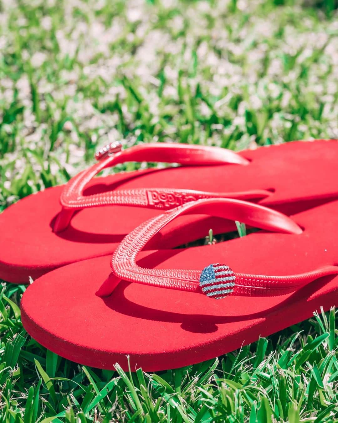 Popits Hawaiiのインスタグラム：「Flat Red sandal x USA Flag charms🇺🇸⁠ ⁠ ⁠ #popitshawaii #ポピッツ #sandals #charms #alohastate #luckywelivehawaii #waikiki #footwear #thong #happyfeet #flipflops #slippers #ハワイ #ハワイ旅行 #ハワイ好き #ハワイ大好き #ハワイ好きな人と繋がりたい #ビーチサンダル #フラ #フラダンス #占い #usaflag #usa #honolulu #oahu #alamoana」